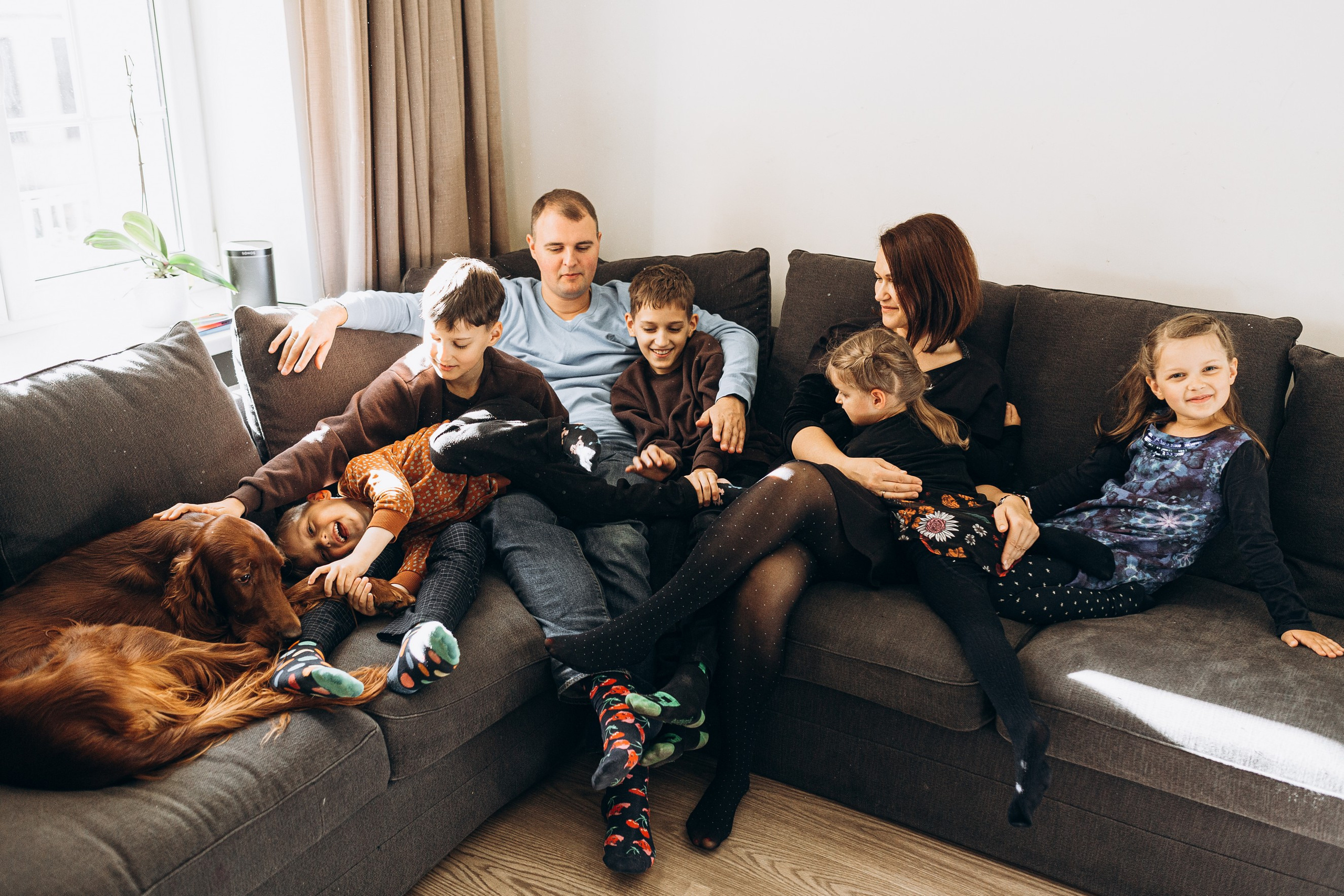 Ģimenes fotosesijas mājās ar īpašu enerģiju