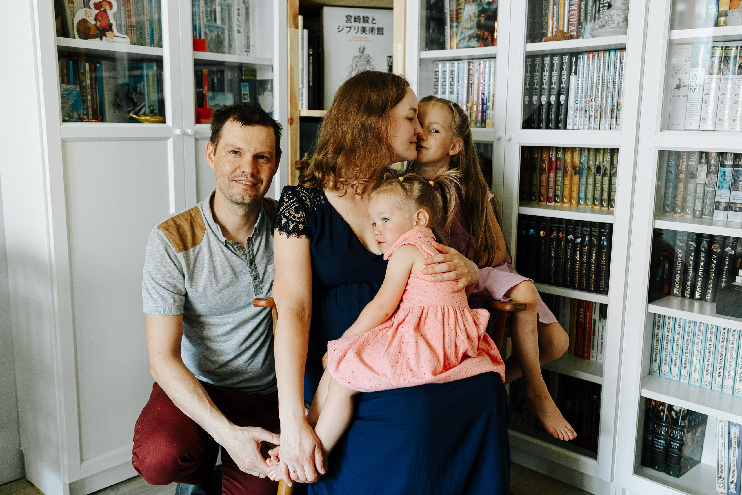 Ģimenes fotosesijas mājās ar īpašu enerģiju