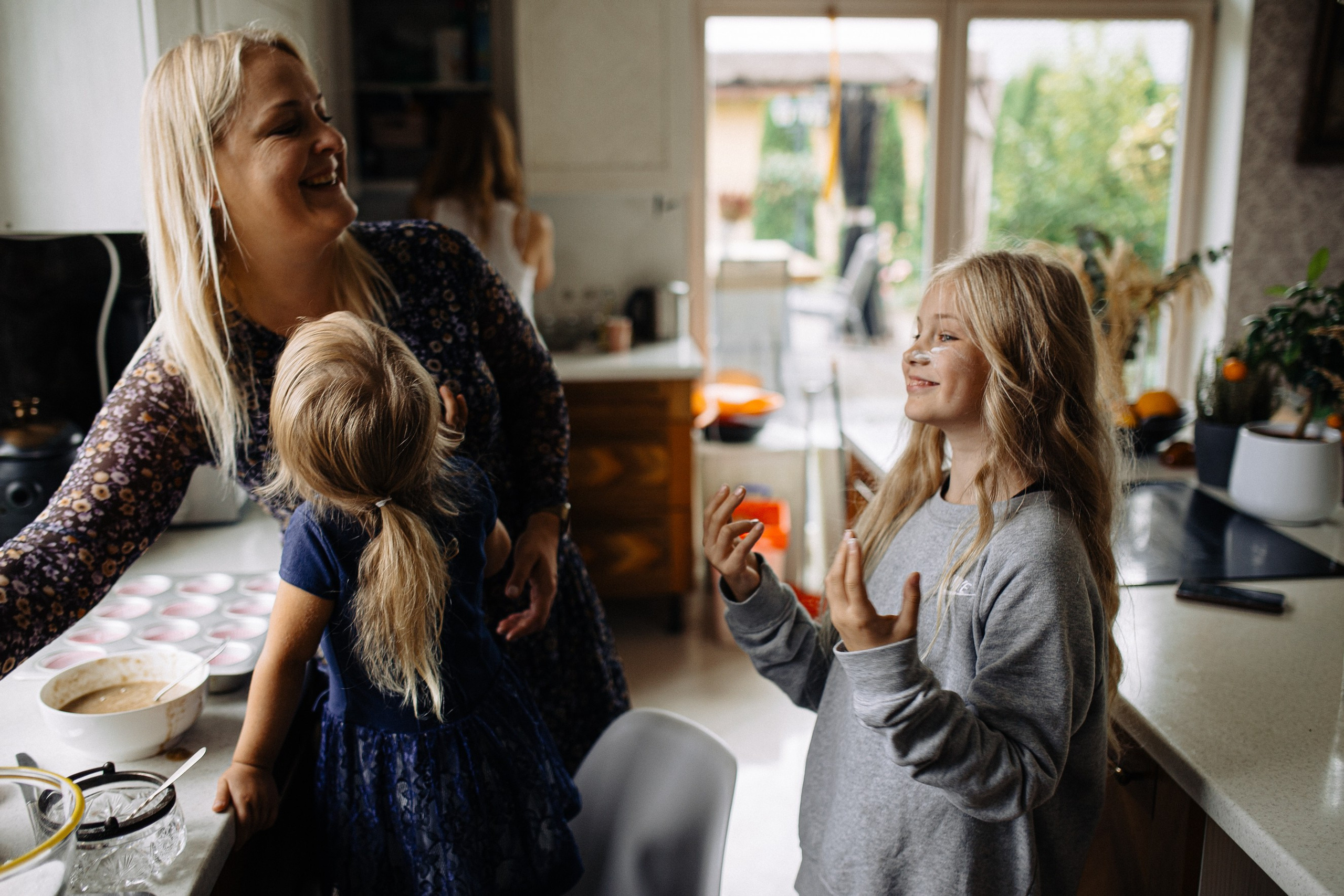 Ģimenes fotosesijas mājās ar īpašu enerģiju