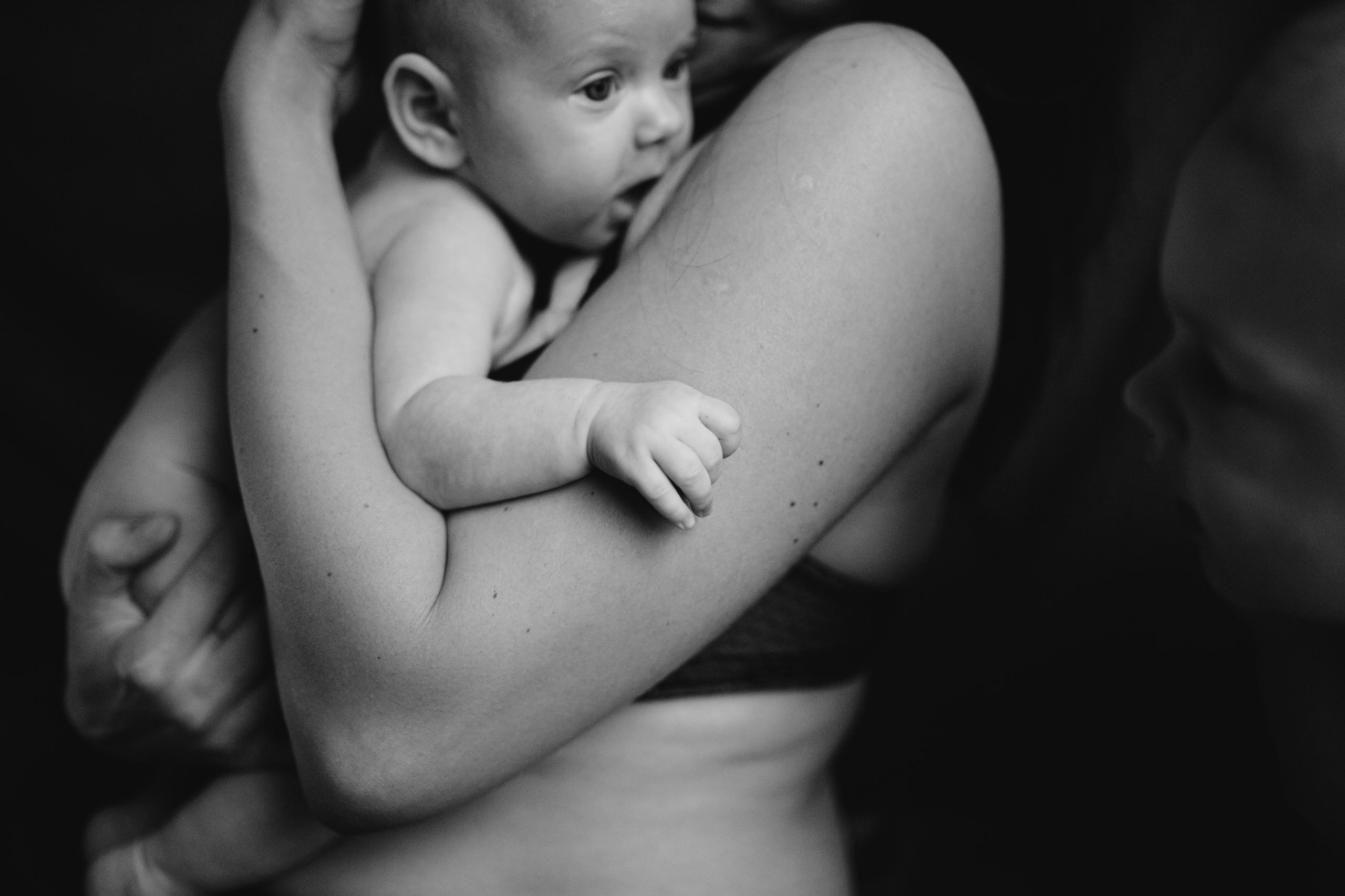 Ģimenes fotosesijas mājās ar īpašu enerģiju