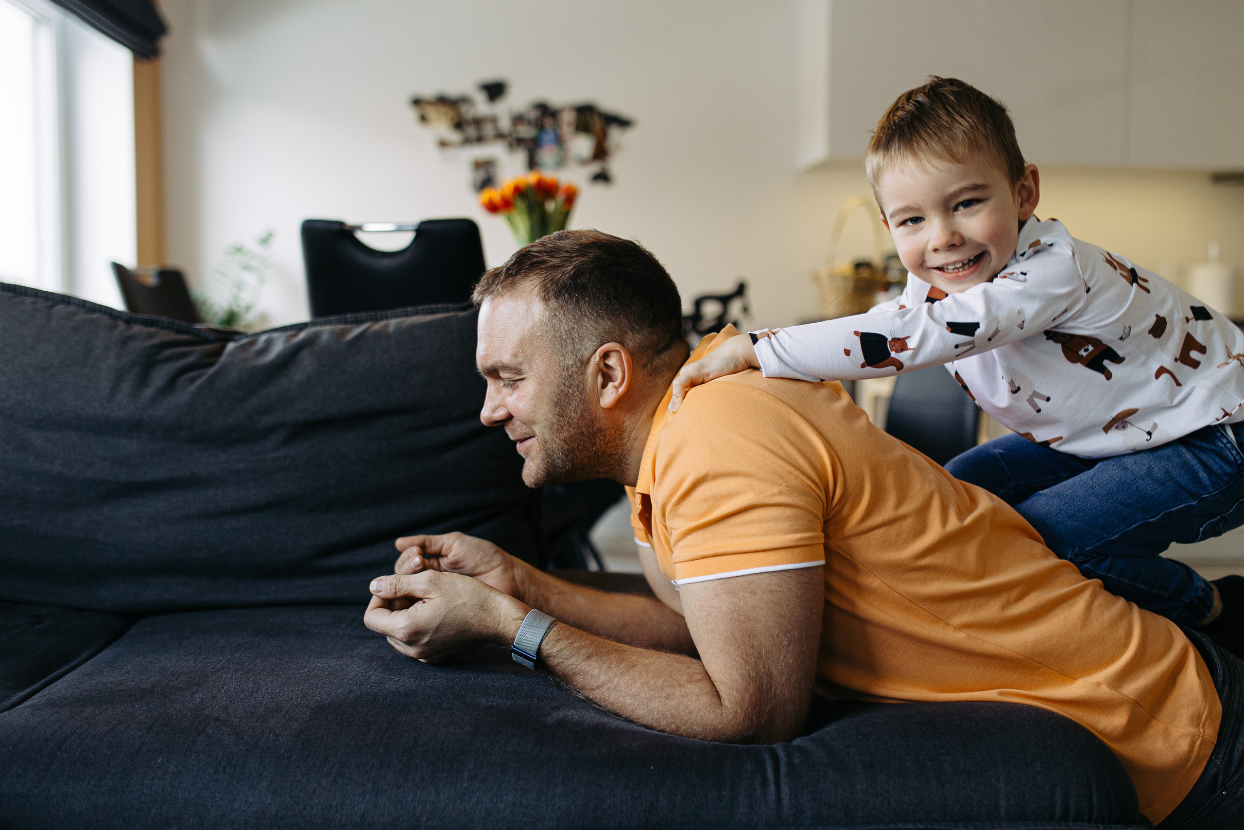 Ģimenes fotosesijas mājās ar īpašu enerģiju