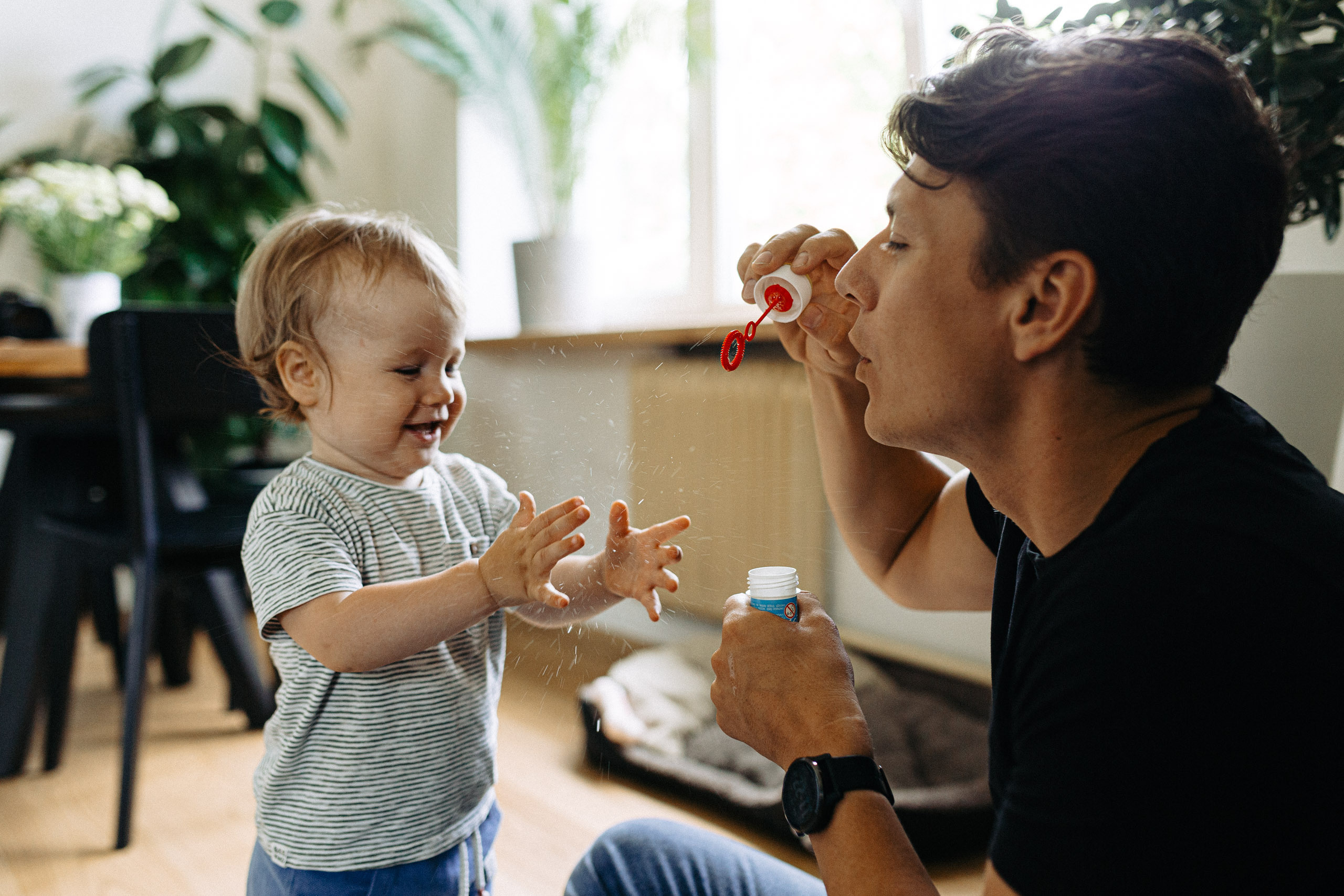 Ģimenes fotosesijas mājās ar īpašu enerģiju
