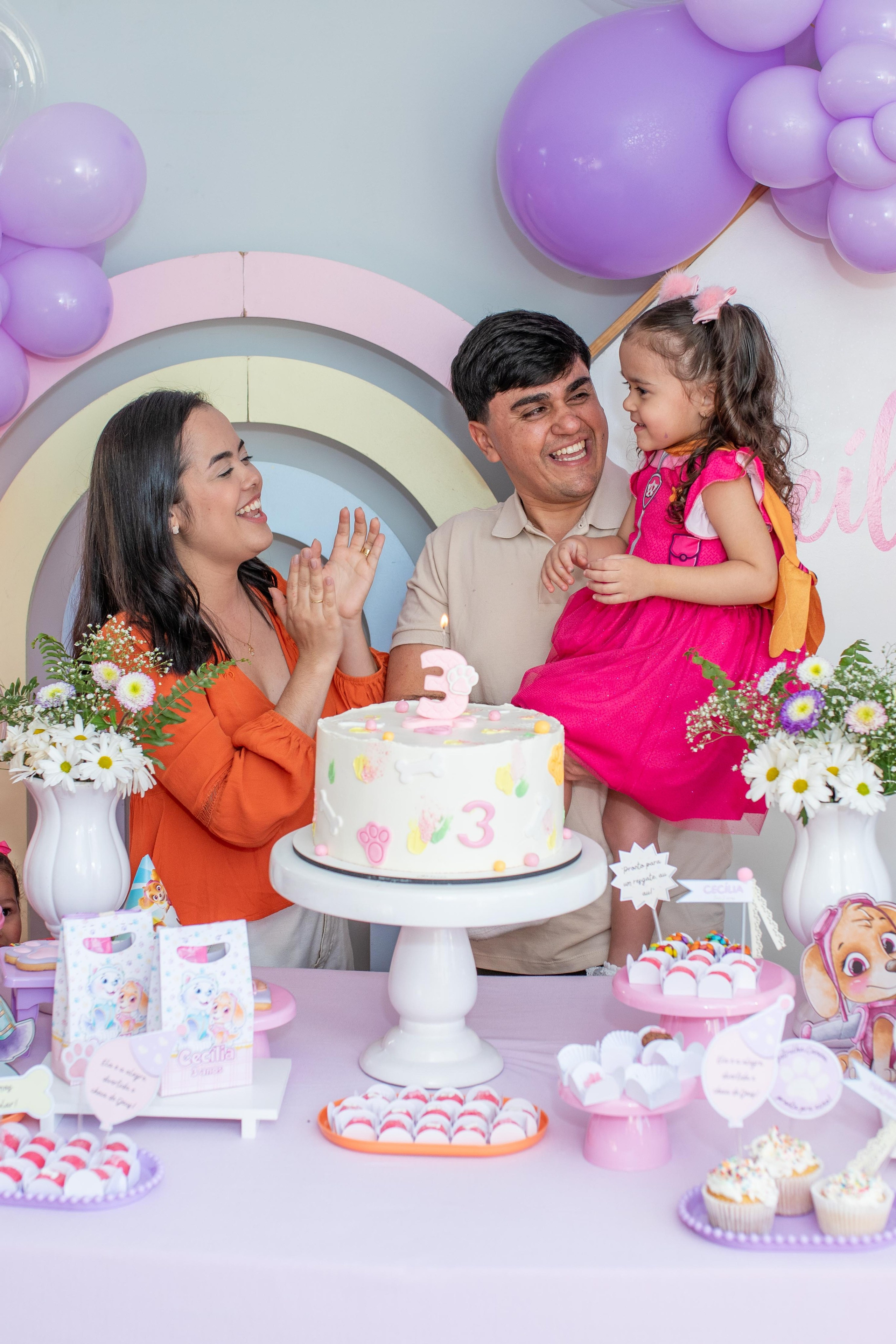 Fotos de aniversário infantil em Joinville - Família reunida na mesa decorada por Lenofotografia