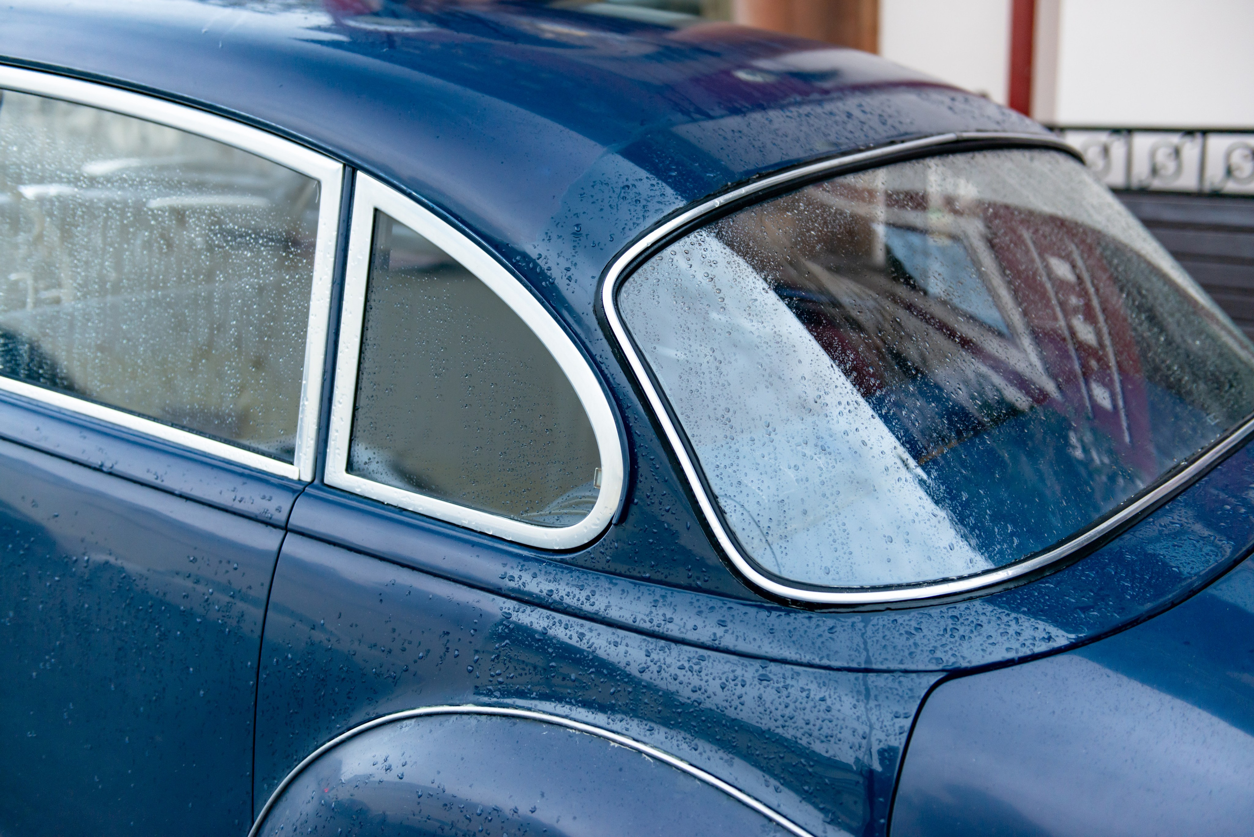 Красивая BMW 501 у ресторана Ноев Ковчег в Москве. ФОТОГРАФ МЕКСИКА КИНТАНА-РОО
