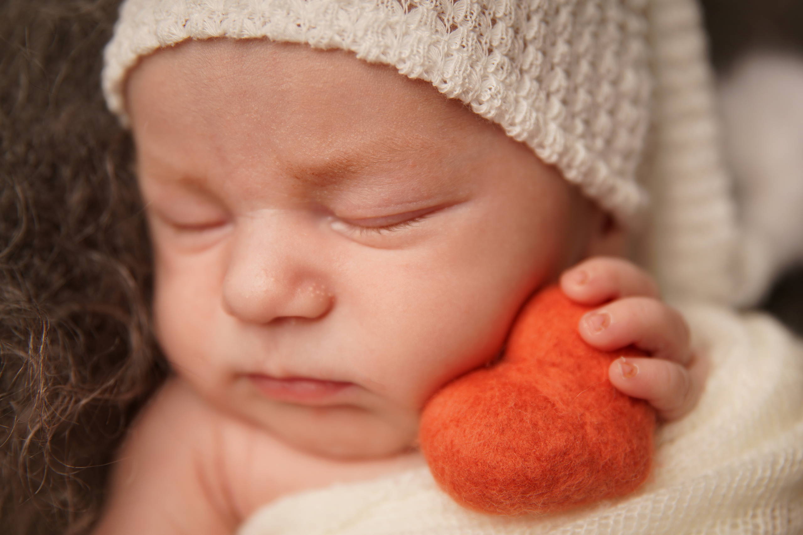 Nahaufnahmefoto eines Porträts eines neugeborenen Babys