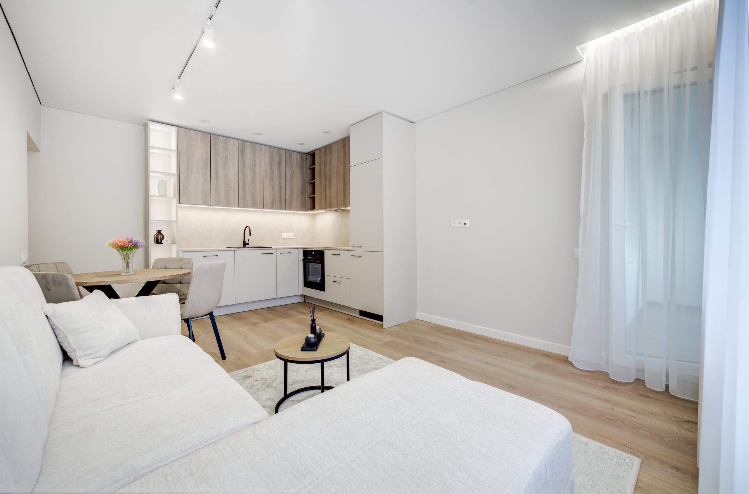 Šviesi gyvenamoji zona su minkštais baldais Taikos g. 69 Vilnius