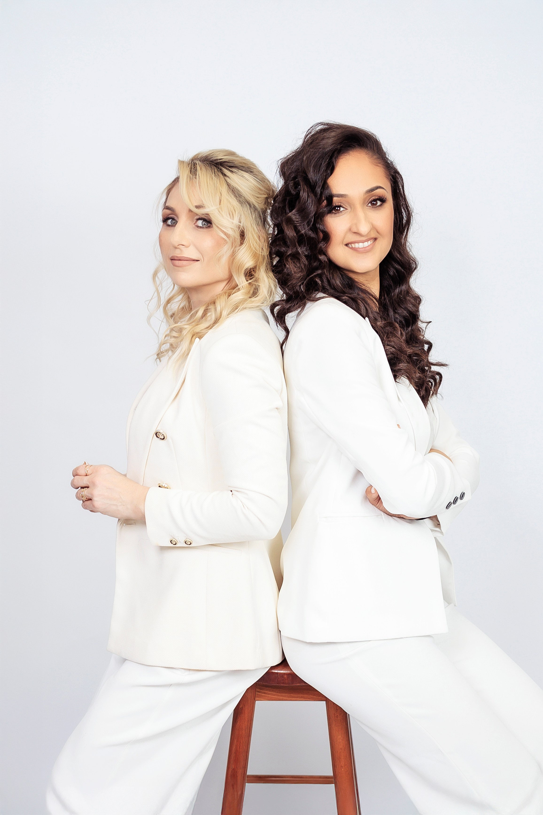 Despre noi - La Femme Studio Photography / Elena & Alexandra. Elena Mascan – Fotograf newborn, maternitate, portret, smash the cake & branding personal | La Femme Studio Photograpy|Constanţa