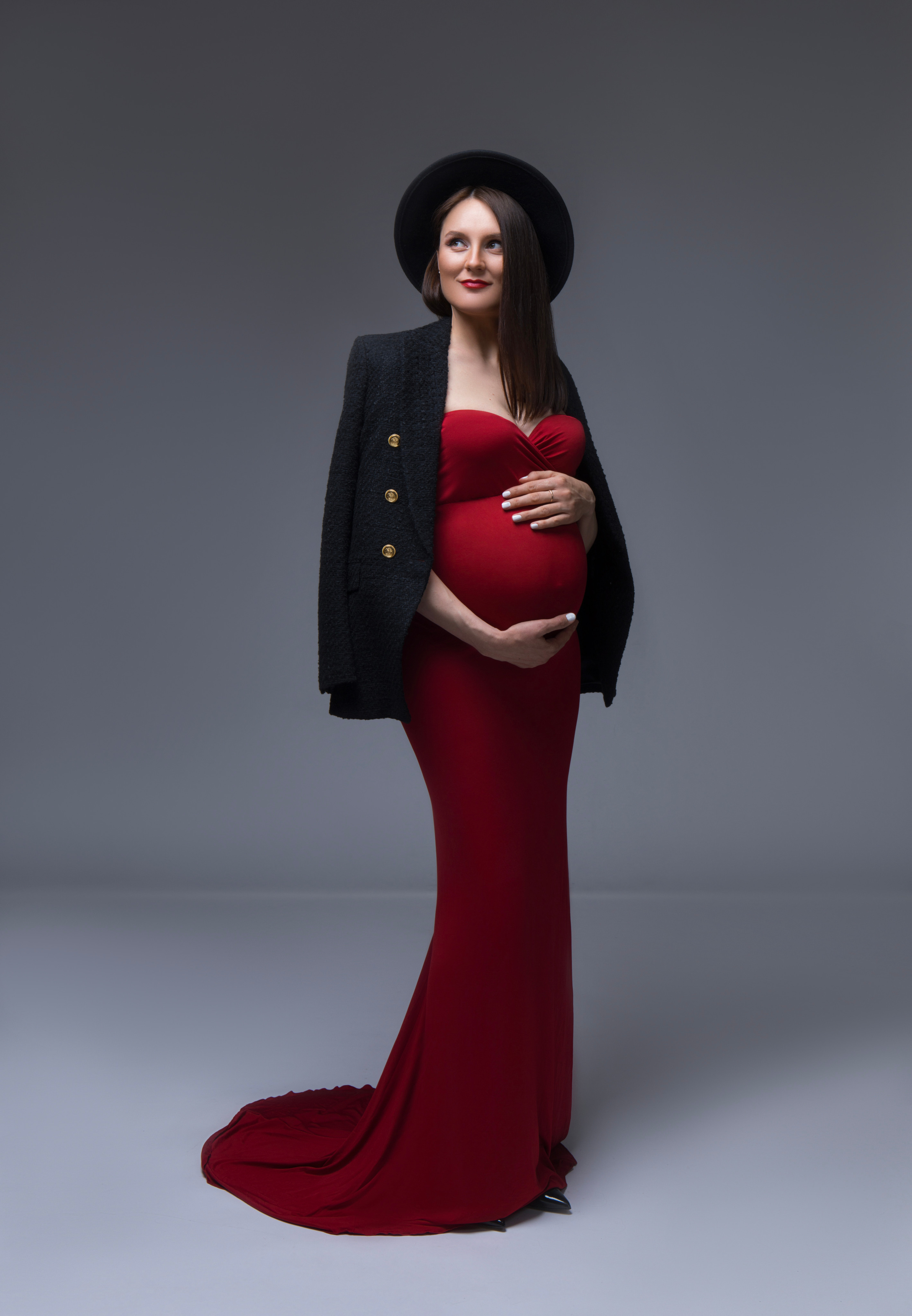 Стильная фотосессия беременности. Красное платье в пол, как с ковровой дорожки и элегантный пиджак.