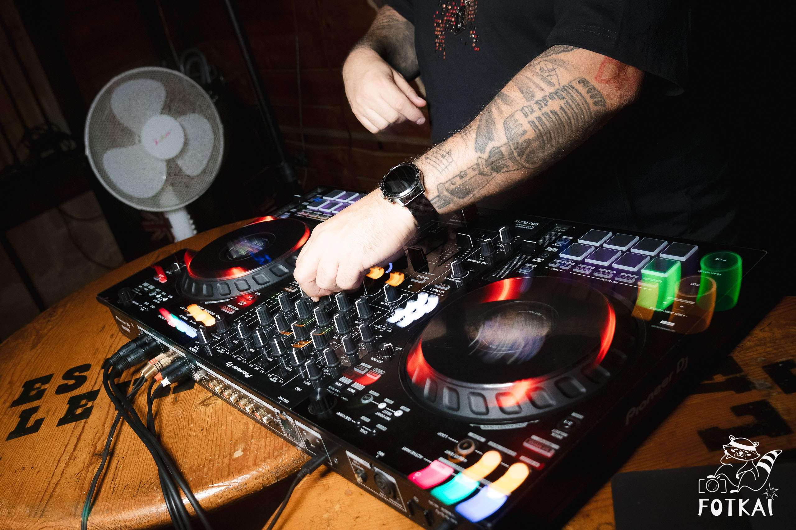 Fiesta Víspera de Festivo en El Paso Rock Bar – Hip Hop Old School | Reportaje fotográfico 08.10.2025 | FOTKAI