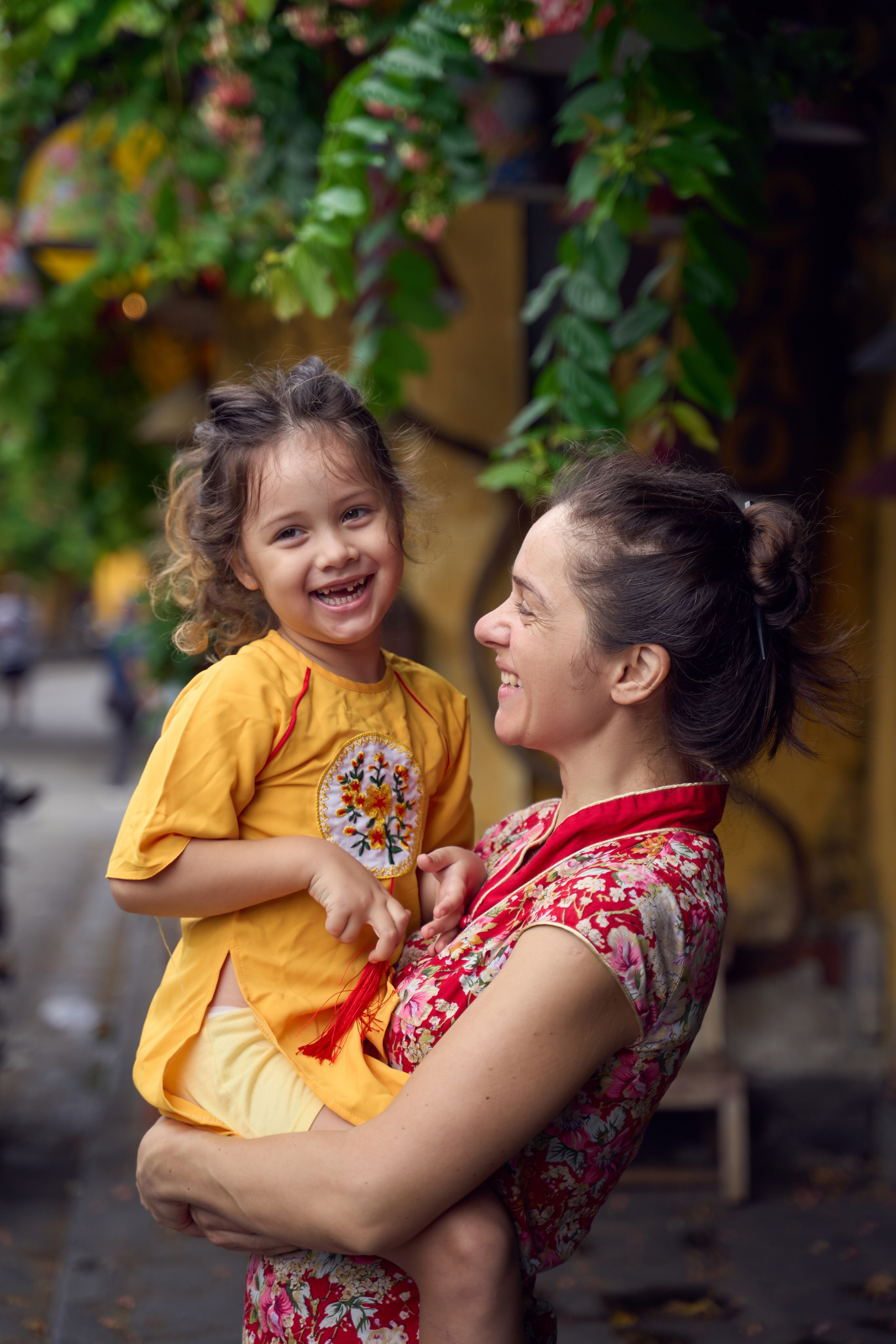 Photographer in Hoi An — Veronika Guzenko. Natural photoshoots for couples, families and solo travelers. Book your shoot today