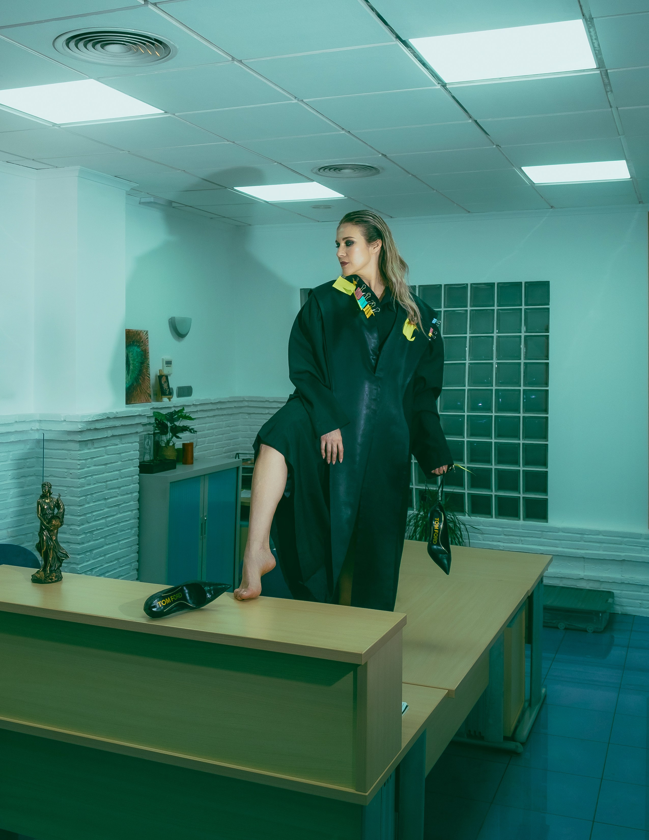 Креативная фотосессия адвоката в офисе в Аликанте, Торревьеха