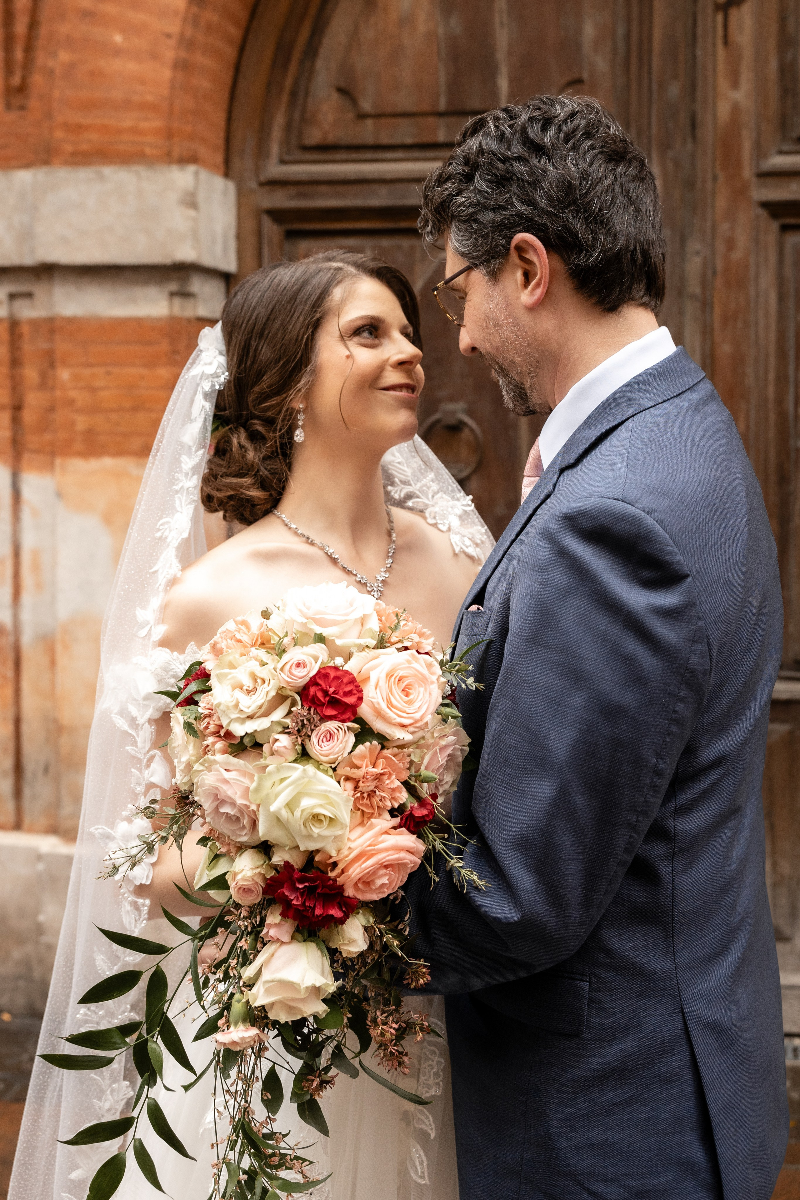 Mariage de Noël inoubliable à Toulouse, Capitole. Gillian & Scott. Eugénie Smirnova — photographe à Toulouse et dans le sud-ouest de la France