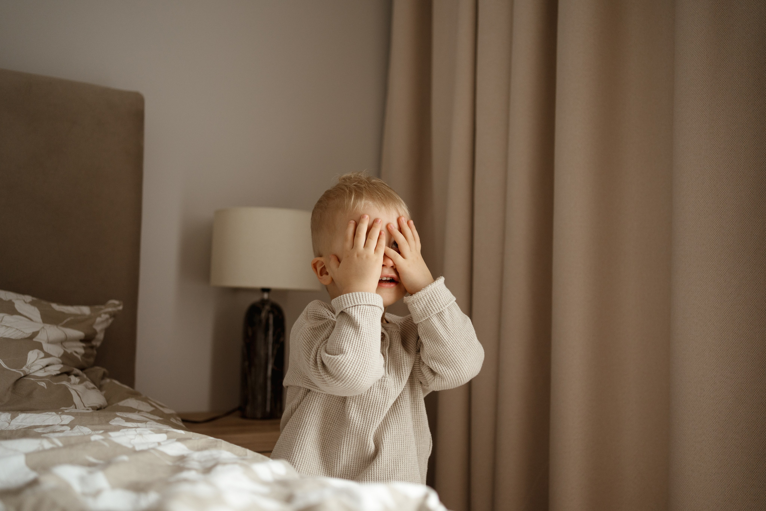 Sesja rodzinna w Łodzi – naturalne zdjęcia rodziców z noworodkiem