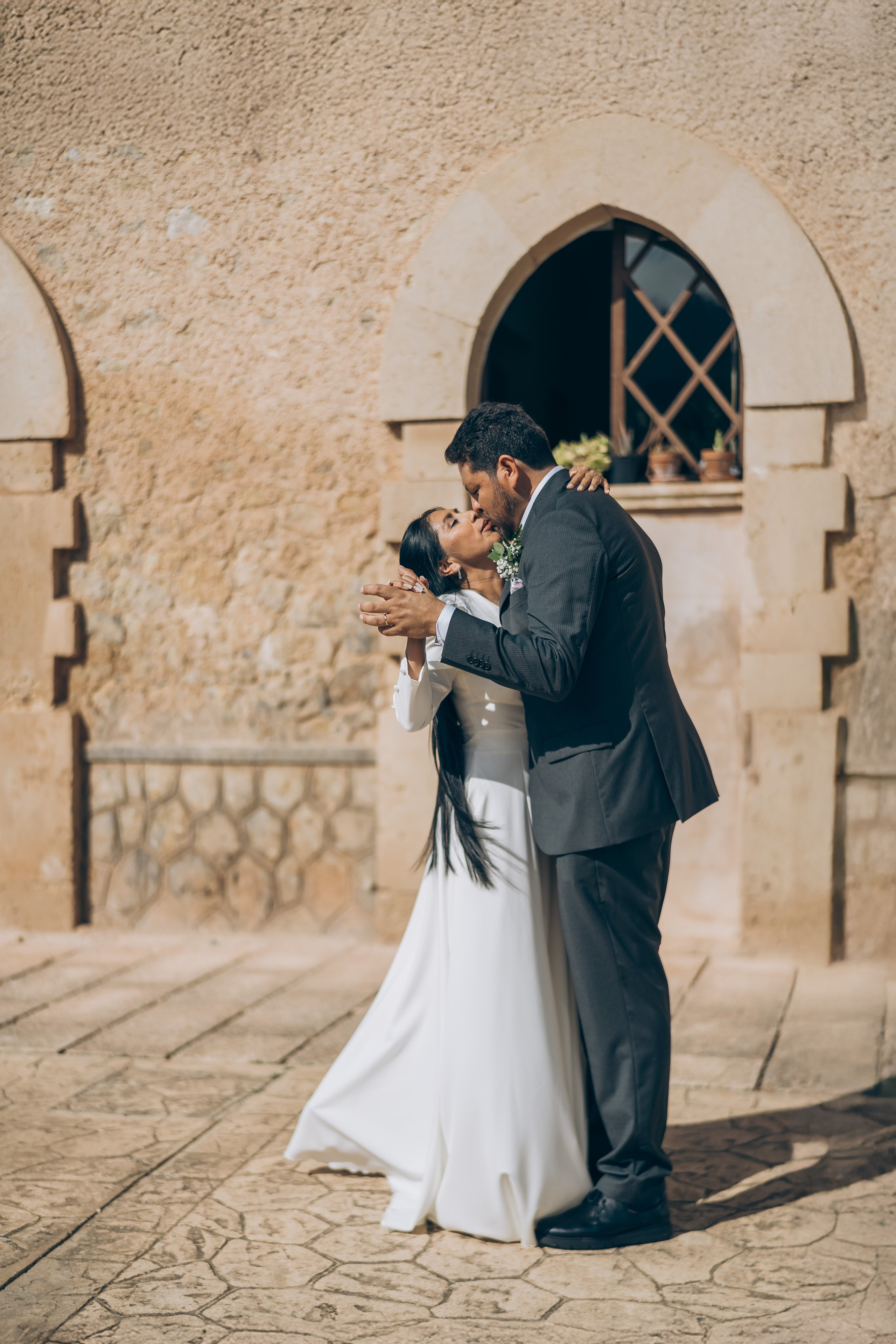 Sincere emotions at a wedding photo shoot. Photographer in Mallorca