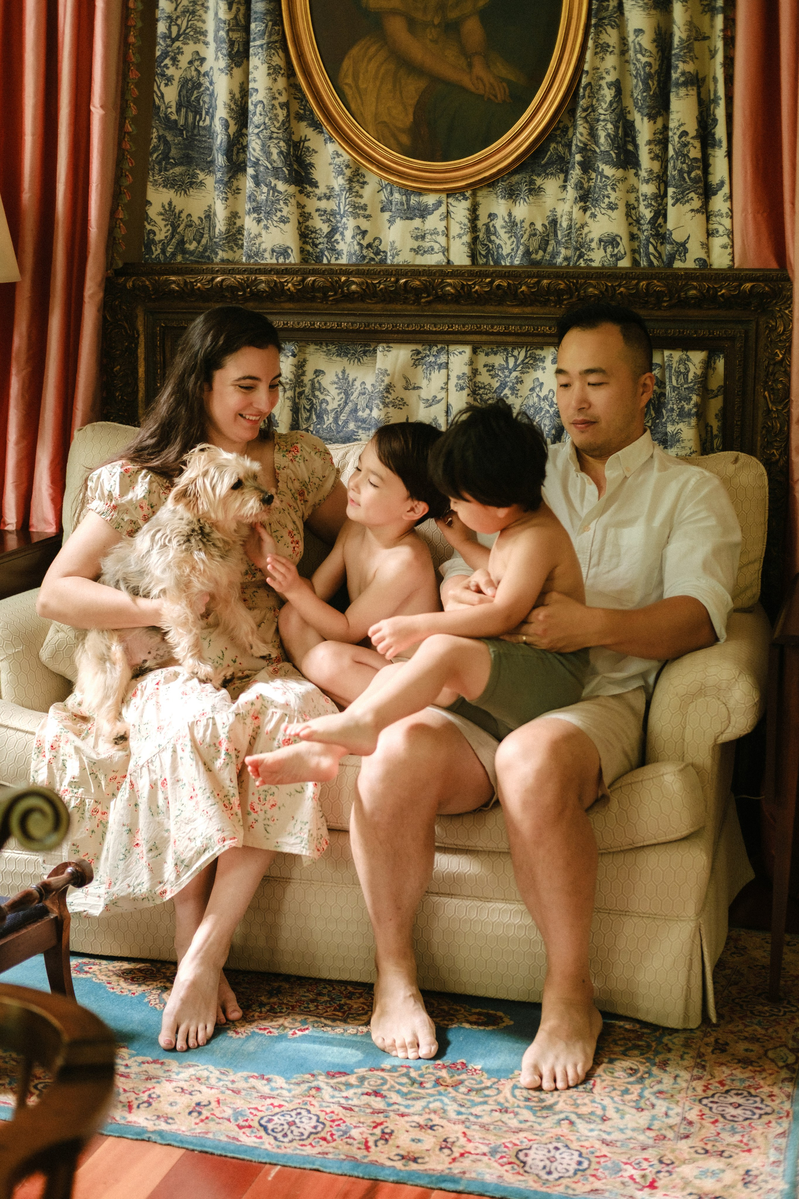 Cozy In-Home Family Photo Session in a Historic Richmond Victorian Home. Family Photographer Anna Dobrovolskaia | Richmond, VA