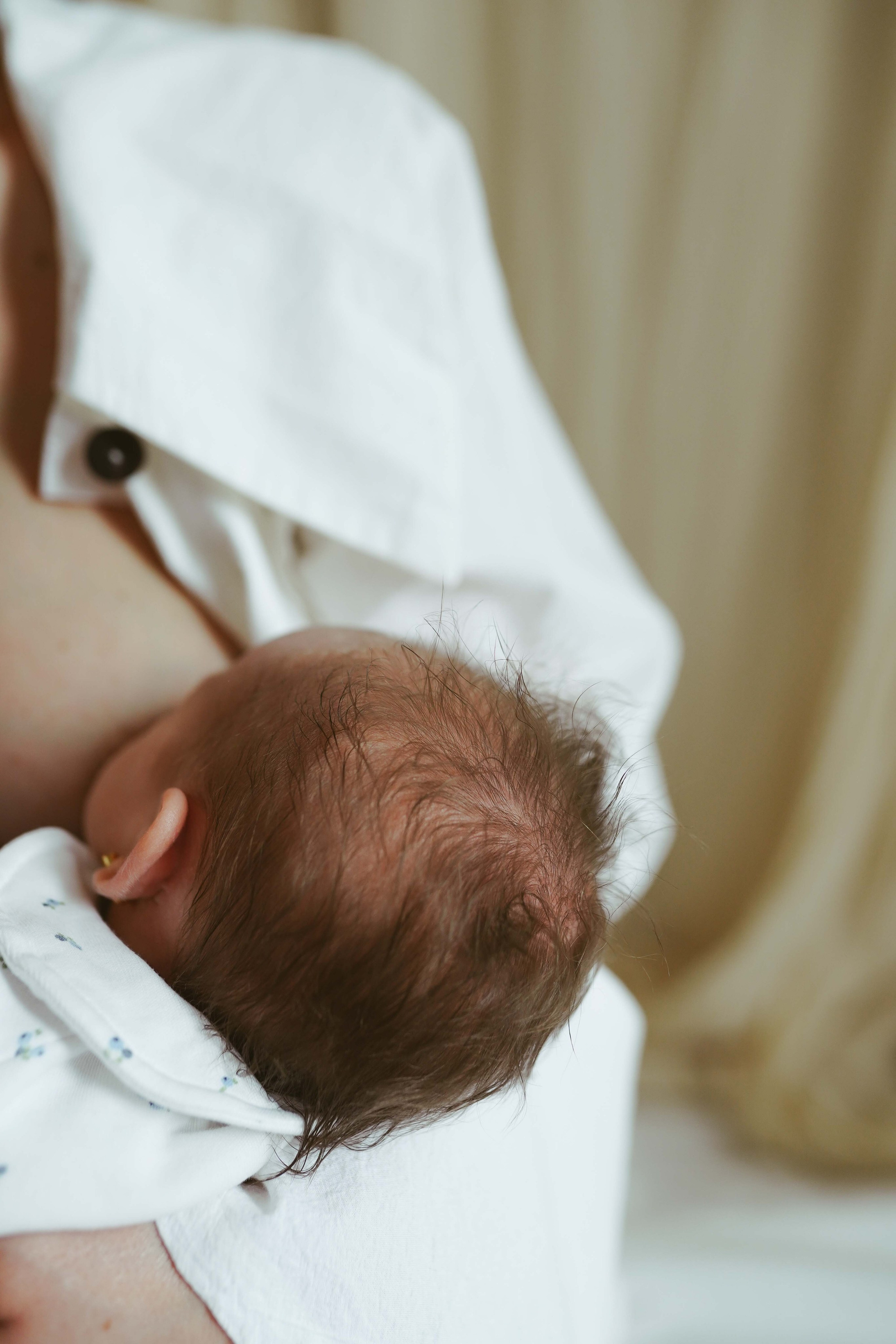 Inspira sesiune foto nou-nascut. Madalina Beda- Artist vizual, fotograf, doula la nastere, consultant babywearing Brasov si in toata tara
