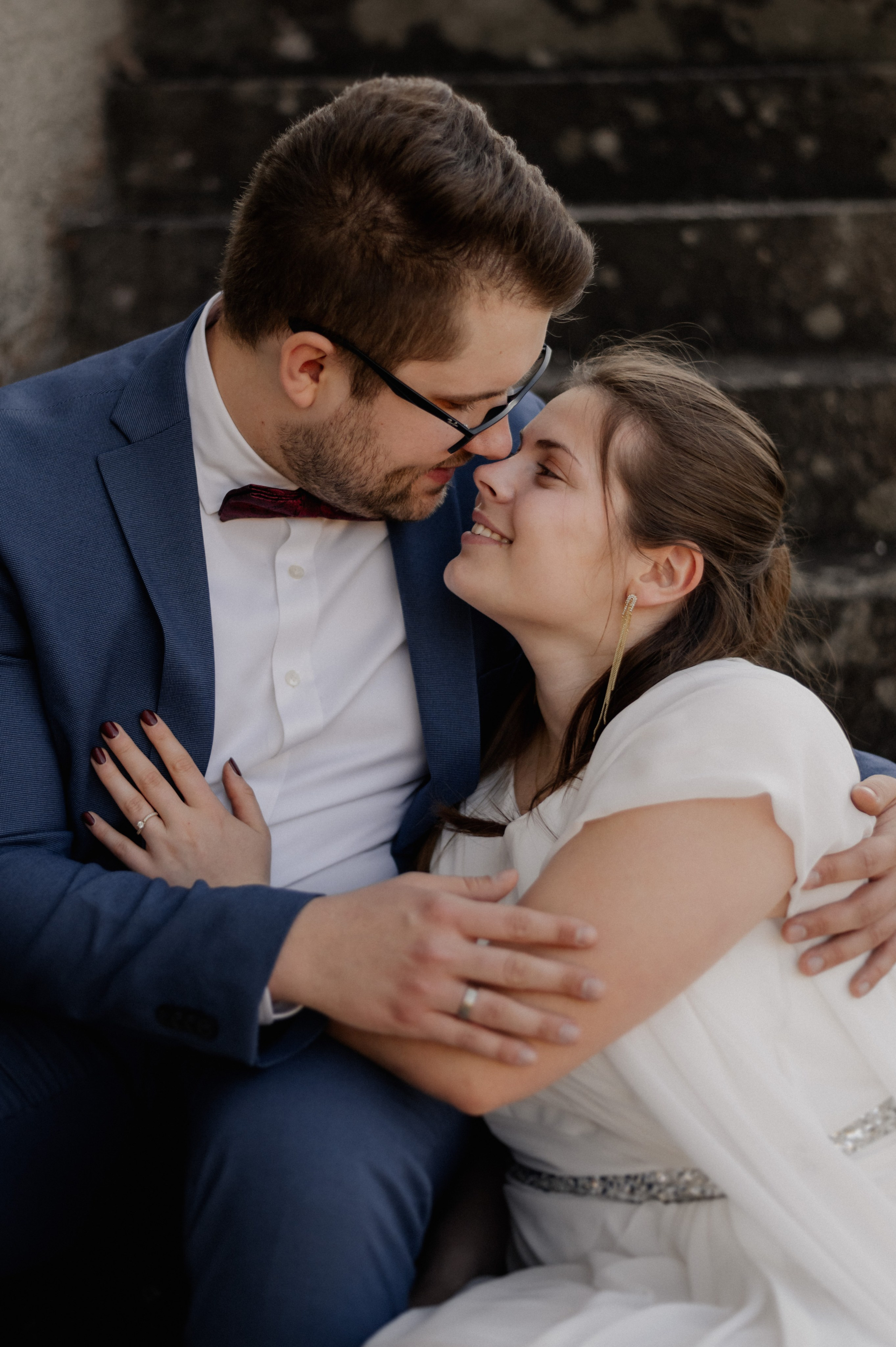 Hochzeitspaar schaut einander verliebt an.