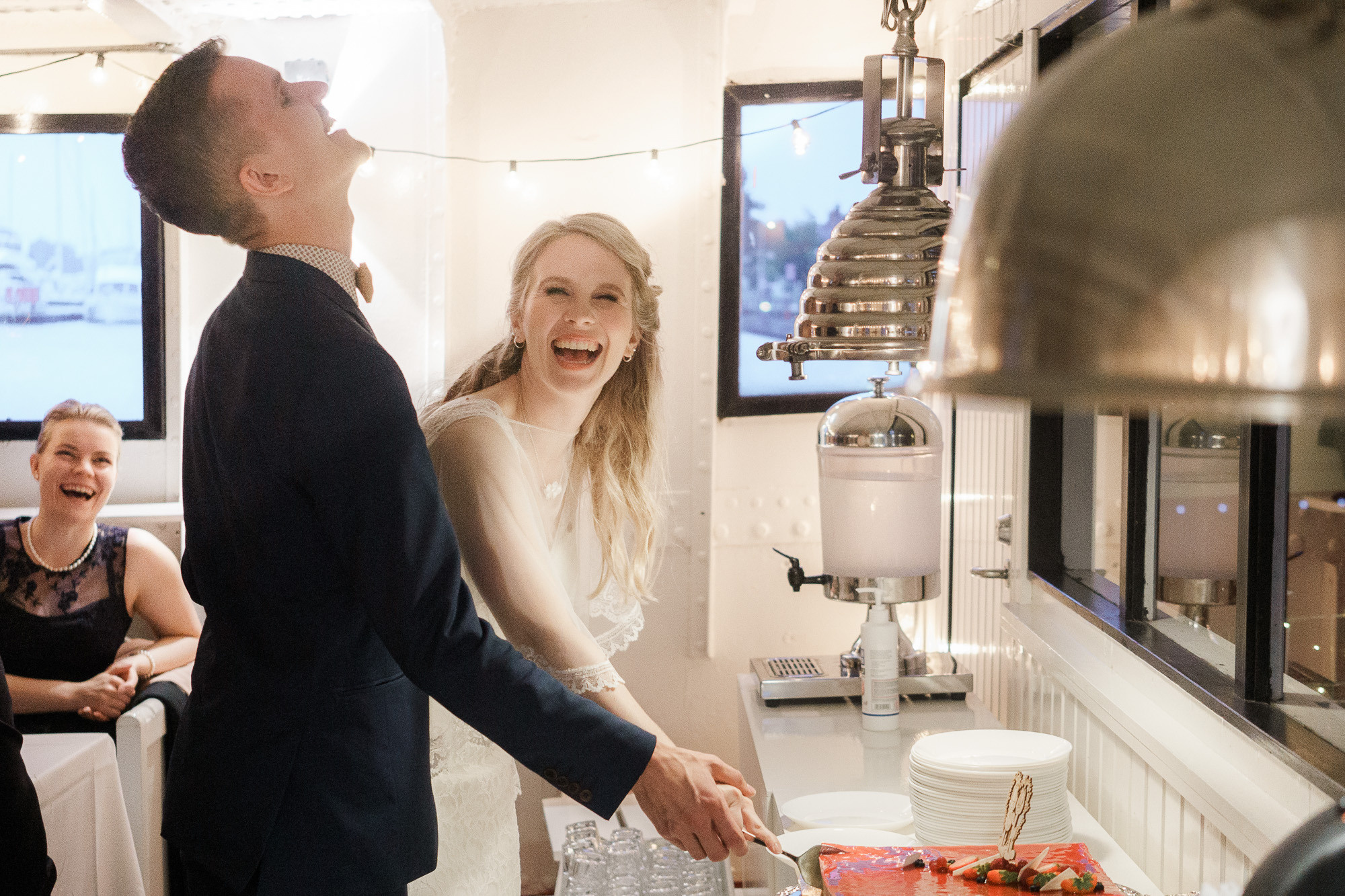 Syksyinen hääkuvaus Helsingissä: Sokos hotelli, ortodoksinen vihkiminen ja Relandersgrund Majakkalaiva