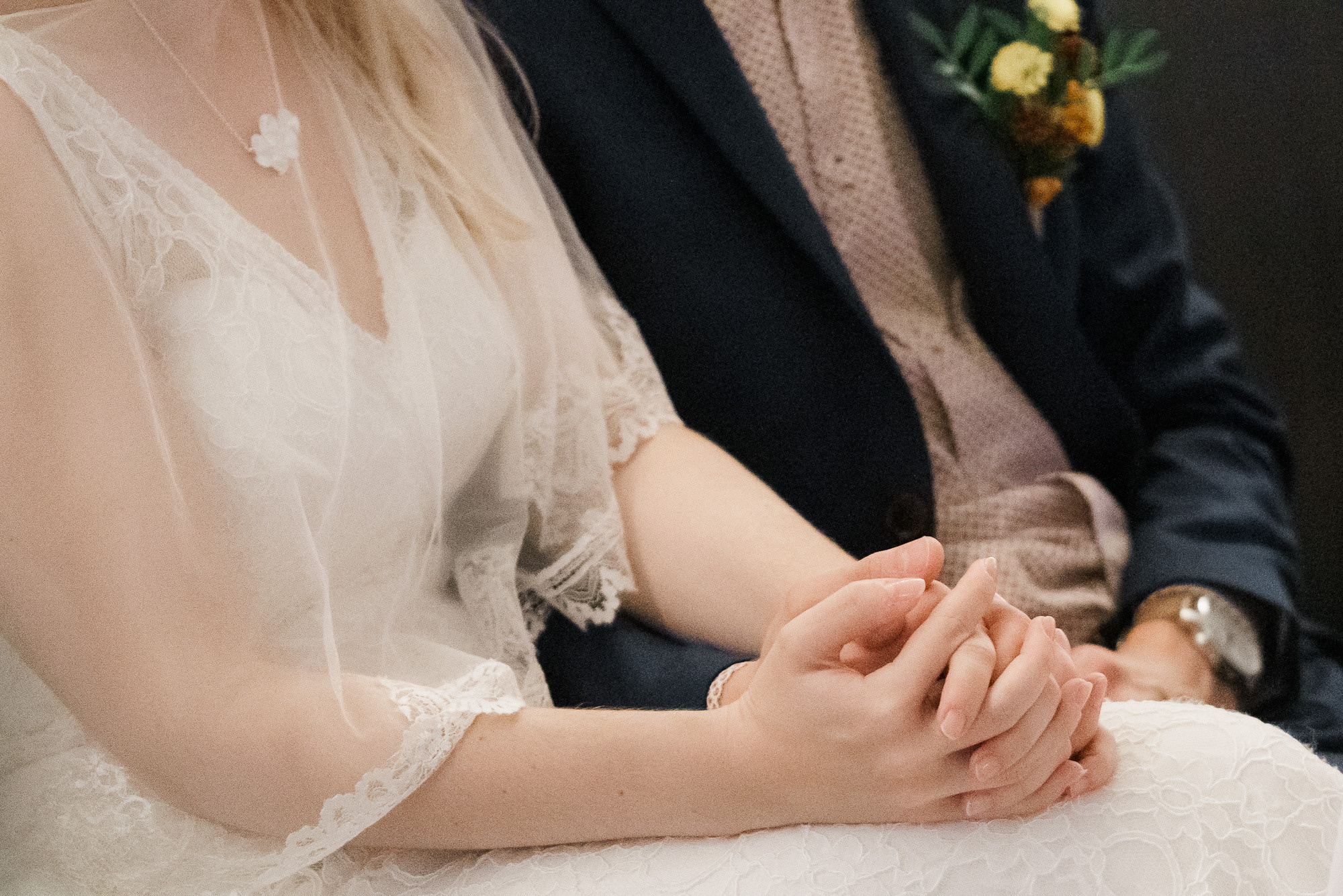 lähikuva jossa on morsiamen ja sulhasen kädet