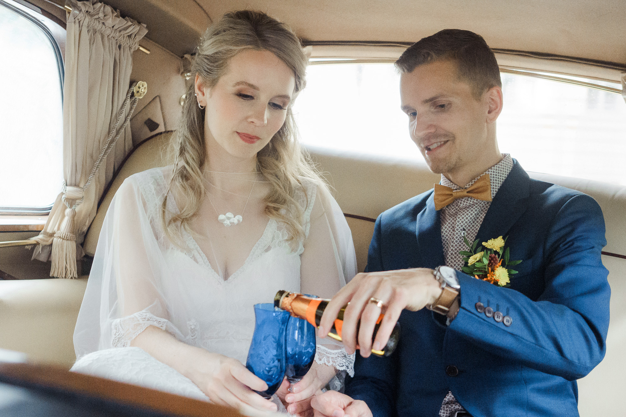 Syksyinen hääkuvaus Helsingissä: Sokos hotelli, ortodoksinen vihkiminen ja Relandersgrund Majakkalaiva