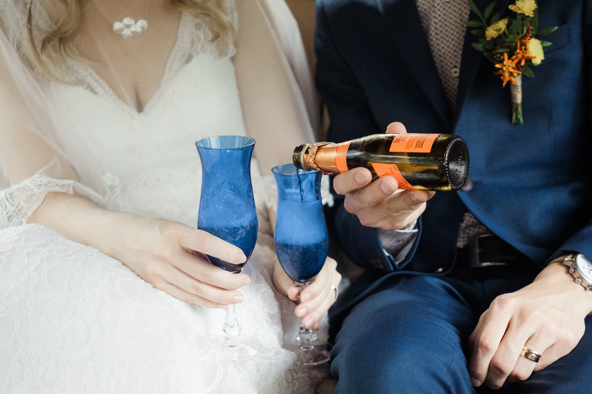 Syksyinen hääkuvaus Helsingissä: Sokos hotelli, ortodoksinen vihkiminen ja Relandersgrund Majakkalaiva