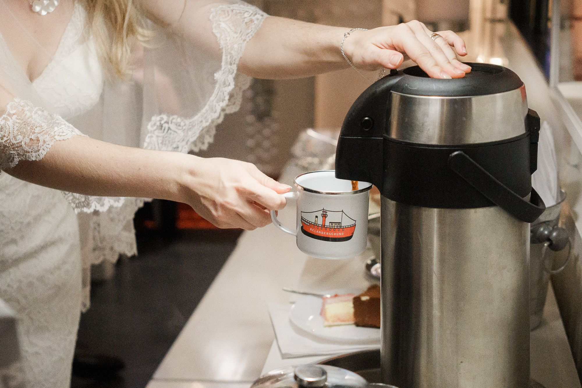 Syksyinen hääkuvaus Helsingissä: Sokos hotelli, ortodoksinen vihkiminen ja Relandersgrund Majakkalaiva