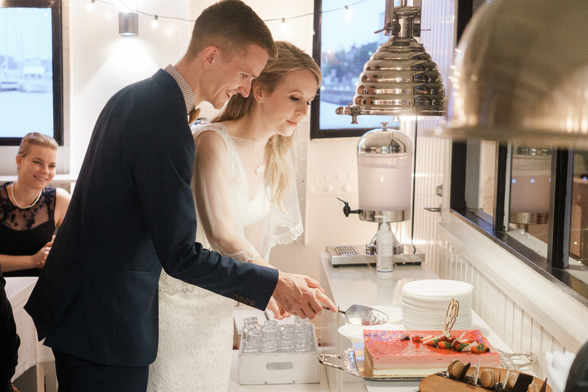 Syksyinen hääkuvaus Helsingissä: Sokos hotelli, ortodoksinen vihkiminen ja Relandersgrund Majakkalaiva