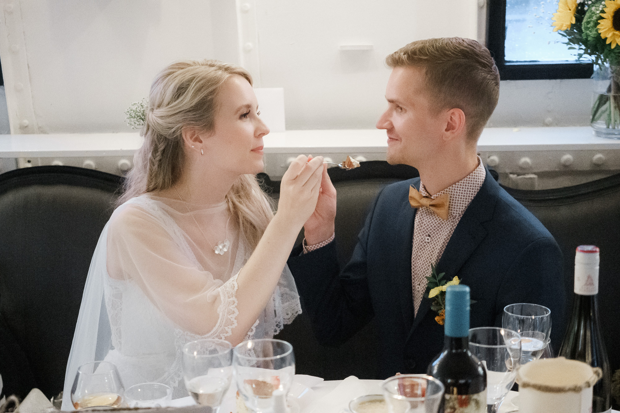 Syksyinen hääkuvaus Helsingissä: Sokos hotelli, ortodoksinen vihkiminen ja Relandersgrund Majakkalaiva