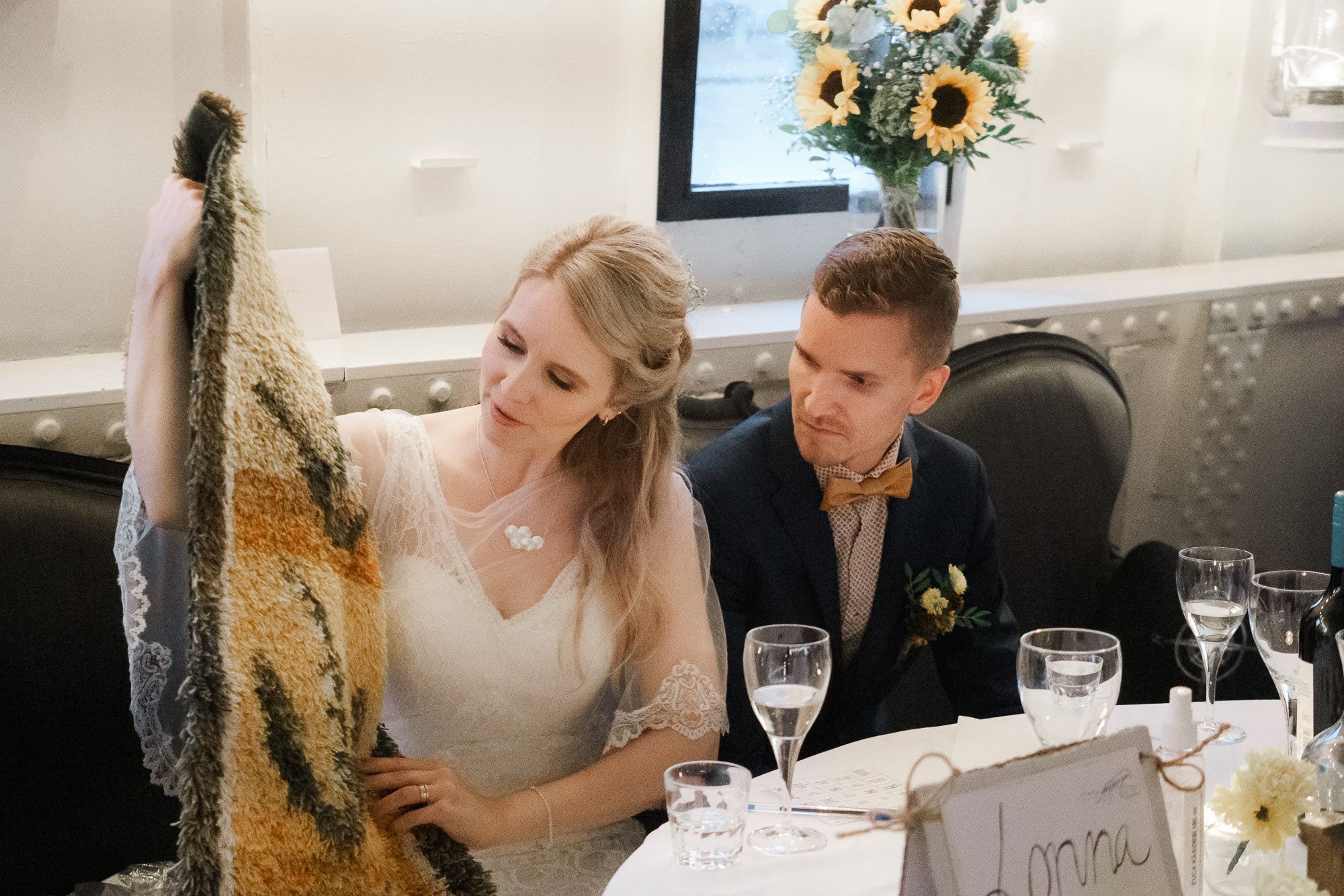 Syksyinen hääkuvaus Helsingissä: Sokos hotelli, ortodoksinen vihkiminen ja Relandersgrund Majakkalaiva