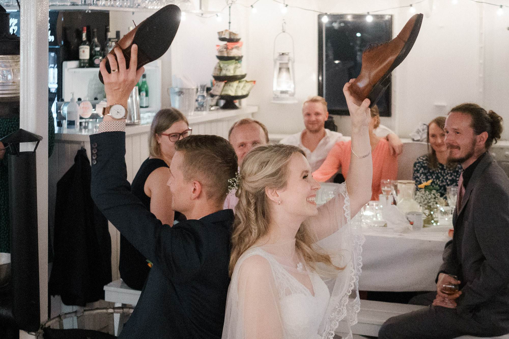 Syksyinen hääkuvaus Helsingissä: Sokos hotelli, ortodoksinen vihkiminen ja Relandersgrund Majakkalaiva