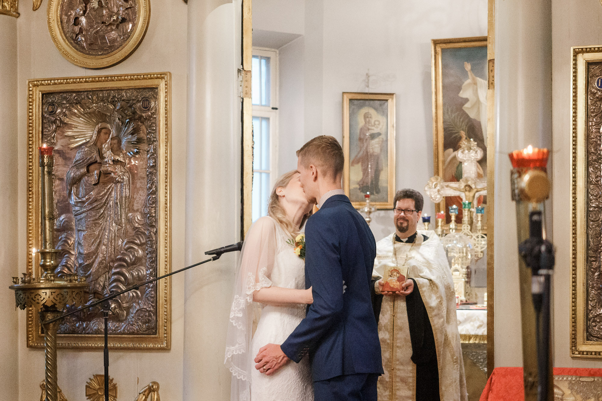 Syksyinen hääkuvaus Helsingissä: Sokos hotelli, ortodoksinen vihkiminen ja Relandersgrund Majakkalaiva