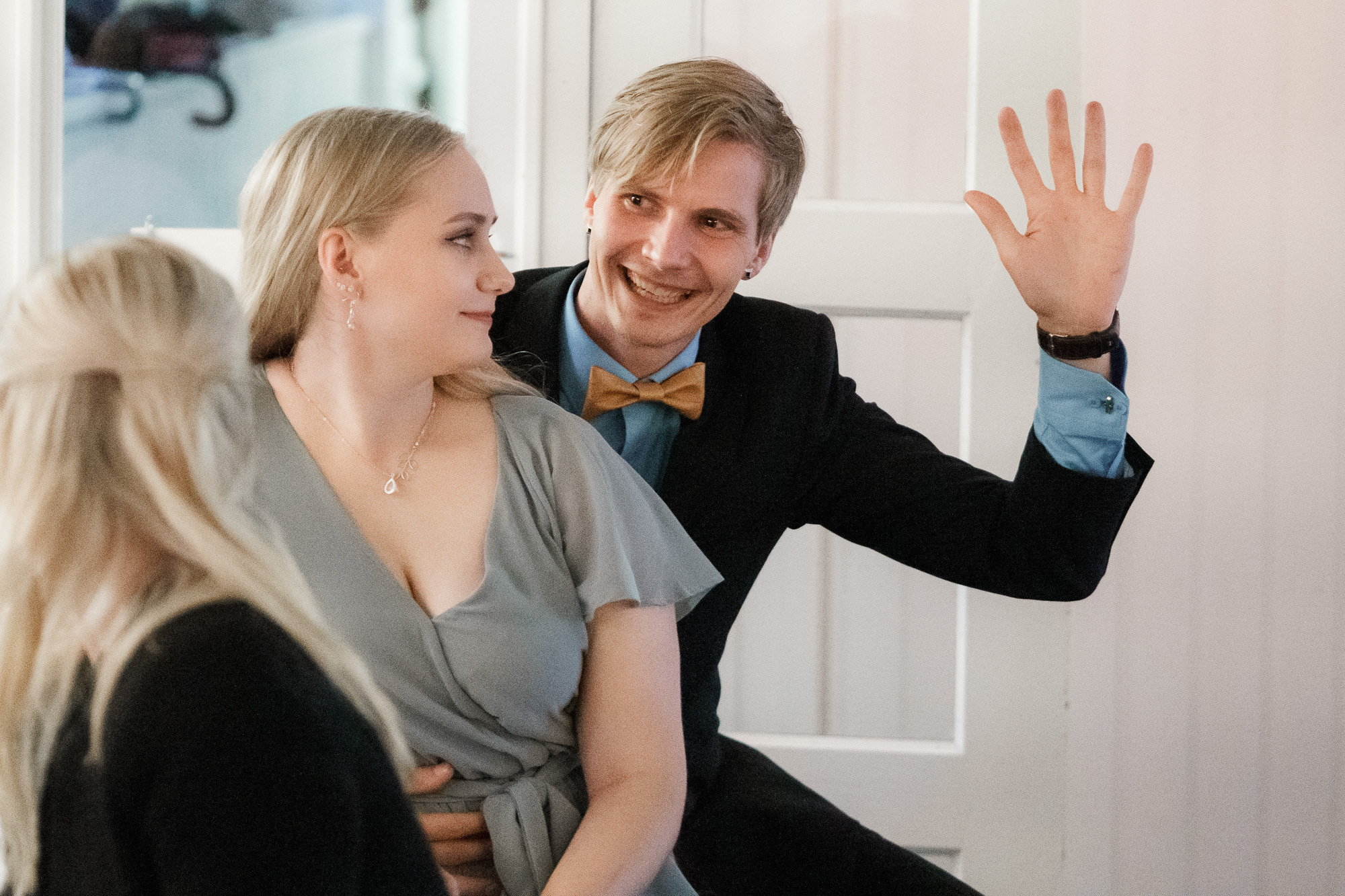 Syksyinen hääkuvaus Helsingissä: Sokos hotelli, ortodoksinen vihkiminen ja Relandersgrund Majakkalaiva