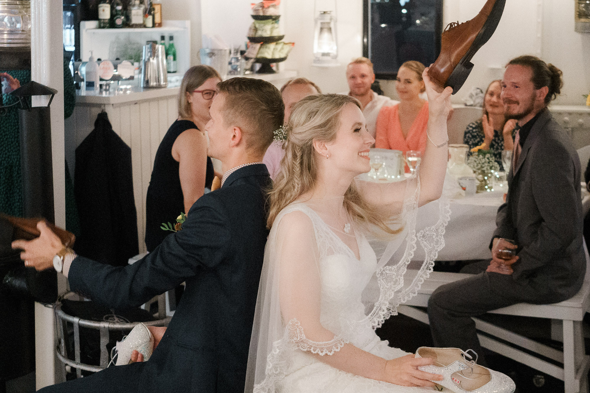 Syksyinen hääkuvaus Helsingissä: Sokos hotelli, ortodoksinen vihkiminen ja Relandersgrund Majakkalaiva