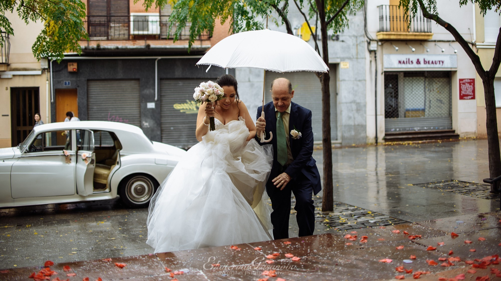 Llega la Novia… ¿Has pensado del coche que te lleve al altar?. Fotógrafa Ekaterina Gasanova - sesiones de fotos en Barcelona