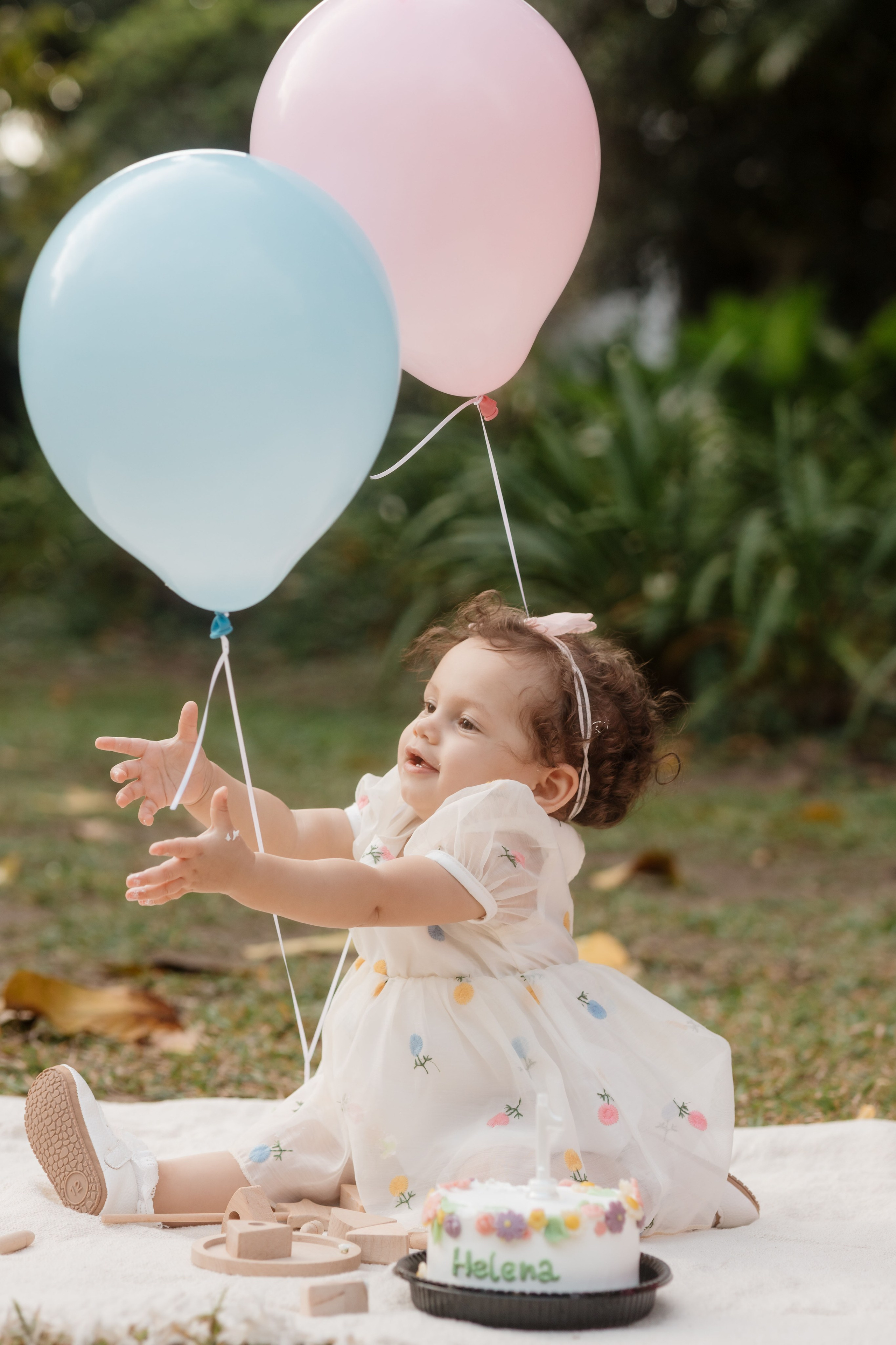 Ensaio de aniversário infantil com bolinho no parque