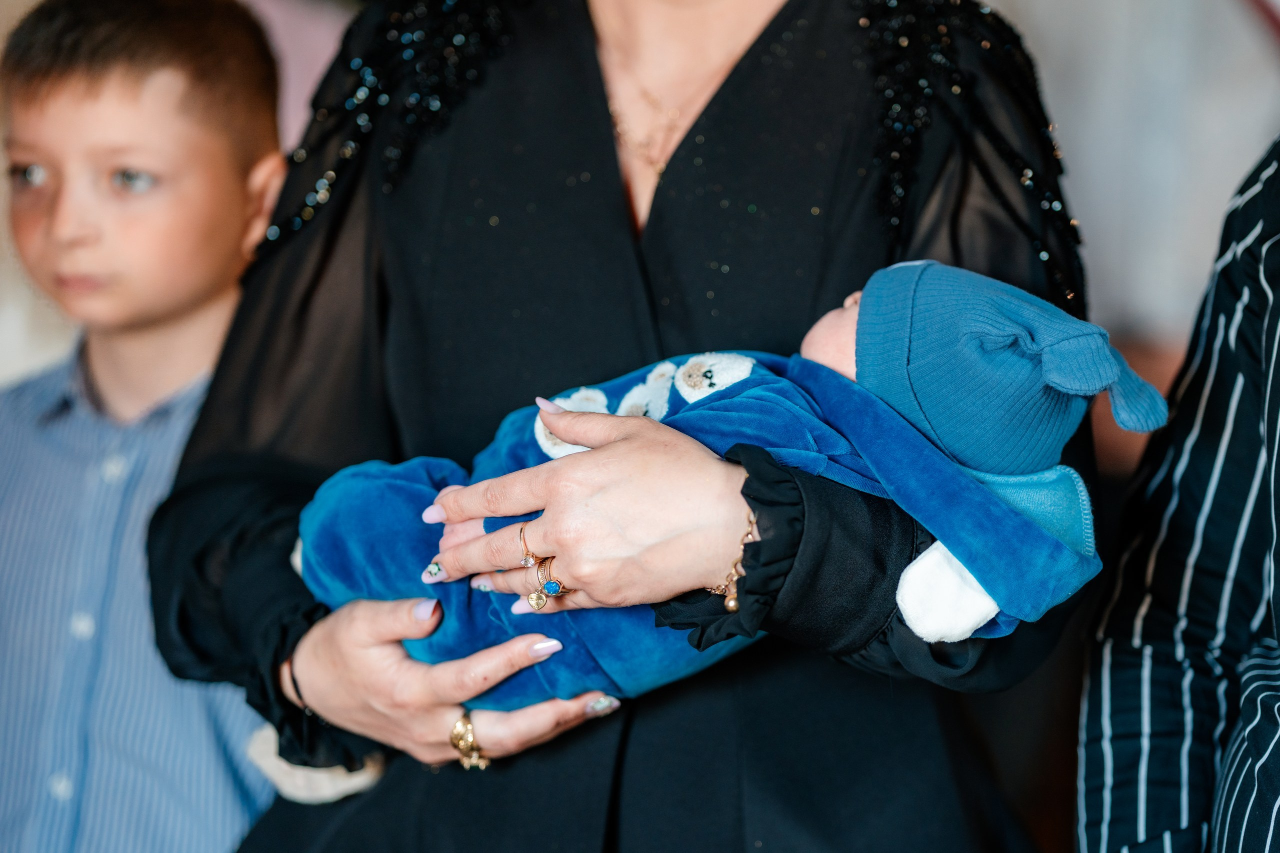 - Preotul ținându-l pe micuțul Mathias Gabriel la botez, în biserica Înălțarea Domnului, Copălău  - Detalii de la botezul lui Mathias – lumânare, trusou și icoană  - Familia lui Mathias Gabriel alături de micuț, în ziua botezului  - Portret emoționant cu mama și bebelușul în brațe, în biserică,fotograf profesionist evenimente Botoșani, Iași, Suceava, Fălticeni, Bacău, Pașcani, Roman - AlinoFotoStudio by Alin Chirilă - servicii foto nuntă, botez, cununie, ședințe foto creative, albume personalizate, fotografii emoționante și calitative pentru cele mai importante momente din viață,fotograf nuntă Botoșani Alin Chirilă,  ședință foto botez Iași - AlinoFotoStudio,  servicii fotograf profesionist evenimente Suceava,  fotograf cununie civilă Fălticeni - Alin Chirilă,  album foto nuntă personalizat Bacău.“Bebeluș botezat în biserică, ținut în brațe de nași”	•	“Detaliu cu lumânarea de botez decorată cu flori albe”	•	“Părinți emoționați alături de copilul lor la ceremonia de botez”	•	“Masa festivă de botez cu decor tematic și tort personalizat”	•	“Momentul în care preotul toarnă apă sfințită pe fruntea bebelușului”	“Bebeluș în rochie albă de botez, zâmbind în brațele mamei”	•	“Detaliu cu cruciulița de botez așezată pe o pernă de satin”	•	“Părinți și nași aprinzând lumânările în timpul ceremoniei de botez”	•	“Tort de botez decorat cu figurine tematice și numele copilului”	•	“Copil botezat dormind liniștit în pătuțul decorat festiv”	•	“Momentul în care preotul binecuvântează copilul în fața altarului”	•	“Invitați adunându-se în jurul mesei festive la petrecerea de botez”	•	“Bebeluș ținând în mână o jucărie personalizată primită la botez”	•	“Familie fericită pozând împreună după ceremonia de botez”	•	“Decor tematic cu baloane și flori la locația petrecerii de botez” fotograf Botoșani fotograf evenimente fotograf botez Alin Chirila fotograf alinofotostudio.fotograf botez Amelis Maria, fotografie botez Botoșani, fotograf Alin Chirilă, amintiri botez, fotografii botez, botez Amelis Maria, fotograf copii, fotografie botez în Botoșani,