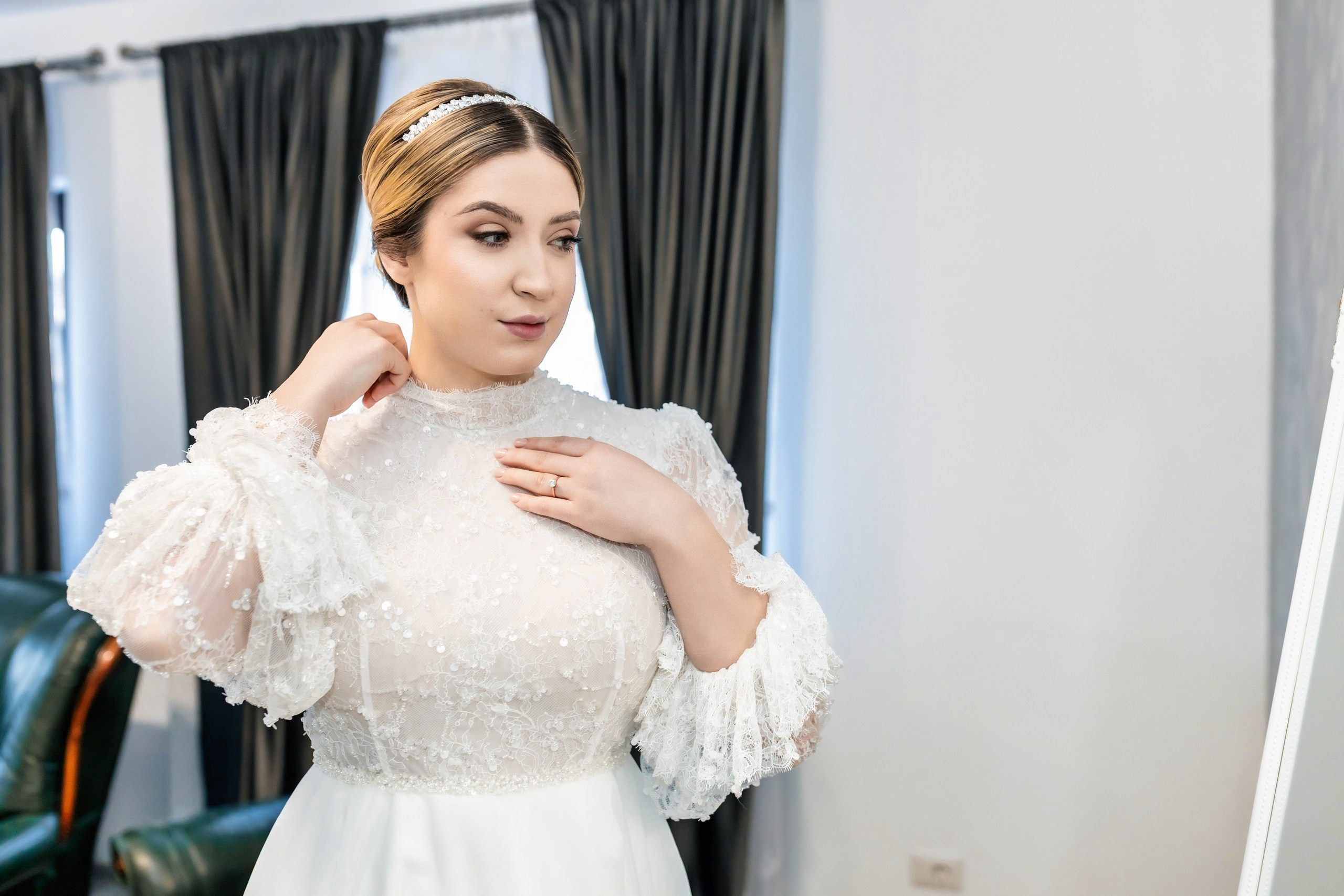 Fotograf nuntă Târgu Neamț – Samuel și Roxana, fotografie autentică realizată de AlinoFotoStudio 2. Fotograf nuntă Iași, Bacău, Suceava și Botoșani – Alin Chirilă surprinzând momente reale de nuntă 3. Fotografie de nuntă cu emoție și credință – AlinoFotoStudio, fotograf povestitor 4. Fotograf profesionist nuntă în Moldova – cadre naturale și pline de emoție 5. Alin Chirilă fotograf nuntă – poveste reală surprinsă prin fotografie 6. Fotograf nuntă cu stil documentar – momente autentice din ziua nunții Pregătiri mireasă acasă – fotografie naturală realizată de Alin Chirilă fotograf nuntă 8. Detalii din ziua nunții – fotograf nuntă Iași și Botoșani, AlinoFotoStudio 9. Emoții din dimineața nunții – fotograf profesionist Moldova 10. Cadre autentice din pregătiri – fotograf nuntă Suceava și Bacău Ceremonie religioasă nuntă – moment emoționant surprins de fotograf Alin Chirilă 12. Nuntă cu valori creștine – fotografie din biserică realizată cu discreție 13. Rugăciune și emoție în ziua nunții – fotograf nuntă Târgu Neamț 14. Legământ în fața lui Dumnezeu – fotografie de nuntă autentică 15. Fotograf nuntă biserică – momente sincere și pline de semnificație Petrecere de nuntă – cadre naturale realizate de AlinoFotoStudio 17. Bucurie și dans la nuntă – fotograf nuntă Iași și împrejurimi 18. Momente autentice de la restaurant – fotograf nuntă Bacău Suceava 19. Atmosferă de nuntă surprinsă discret – Alin Chirilă fotograf -AlinoFotoStudio – fotograf nuntă cu abordare naturală și emoțională 21. Alin Chirilă fotograf – povestitor prin fotografie de nuntă 22. Fotograf nuntă în Moldova – stil documentar și autentic 23. Fotografie de nuntă sinceră și elegantă – AlinoFotoStudio- Fotograf nuntă Iași Bacău Suceava Botoșani – Alin Chirilă AlinoFotoStudio 26. Fotograf nuntă Târgu Neamț și Moldova – fotografie profesională de eveniment 27. Fotograf nuntă cu valori creștine și stil documentar – AlinoFotoStudio - Alin Chirilă – AlinoFotoStudio Fotograf nuntă Iași • Bacău • Suceava • Botoșani - Samuel & Roxana, Târgu Neamț -Momente reale, trăite sincer și păstrate pentru totdeauna.