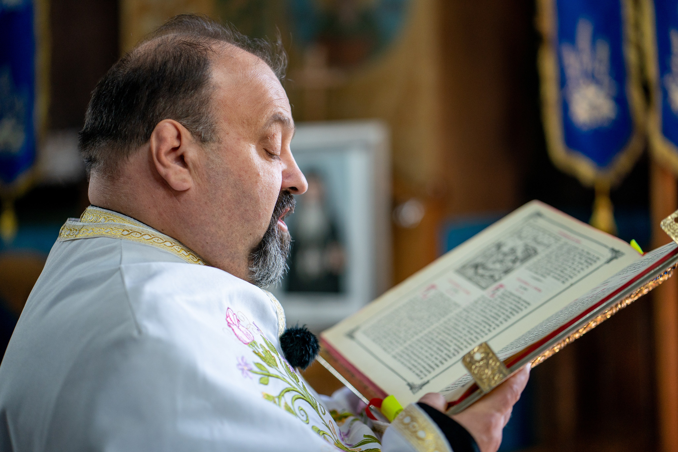 “Bebeluș botezat în biserică, ținut în brațe de nași” • “Detaliu cu lumânarea de botez decorată cu flori albe” • “Părinți emoționați alături de copilul lor la ceremonia de botez” • “Masa festivă de botez cu decor tematic și tort personalizat” • “Momentul în care preotul toarnă apă sfințită pe fruntea bebelușului” “Bebeluș în rochie albă de botez, zâmbind în brațele mamei” • “Detaliu cu cruciulița de botez așezată pe o pernă de satin” • “Părinți și nași aprinzând lumânările în timpul ceremoniei de botez” • “Tort de botez decorat cu figurine tematice și numele copilului” • “Copil botezat dormind liniștit în pătuțul decorat festiv” • “Momentul în care preotul binecuvântează copilul în fața altarului” • “Invitați adunându-se în jurul mesei festive la petrecerea de botez” • “Bebeluș ținând în mână o jucărie personalizată primită la botez” • “Familie fericită pozând împreună după ceremonia de botez” • “Decor tematic cu baloane și flori la locația petrecerii de botez” fotograf Botoșani fotograf evenimente fotograf botez Alin Chirila fotograf alinofotostudio,- Preotul ținându-l pe micuțul Mathias Gabriel la botez, în biserica Înălțarea Domnului, Copălău - Detalii de la botezul lui Mathias – lumânare, trusou și icoană - Familia lui Mathias Gabriel alături de micuț, în ziua botezului - Portret emoționant cu mama și bebelușul în brațe, în biserică,fotograf profesionist evenimente Botoșani, Iași, Suceava, Fălticeni, Bacău, Pașcani, Roman - AlinoFotoStudio by Alin Chirilă - servicii foto nuntă, botez, cununie, ședințe foto creative, albume personalizate, fotografii emoționante și calitative pentru cele mai importante momente din viață,fotograf nuntă Botoșani Alin Chirilă, ședință foto botez Iași - AlinoFotoStudio, servicii fotograf profesionist evenimente Suceava, fotograf cununie civilă Fălticeni - Alin Chirilă, album foto nuntă personalizat Bacău.“Bebeluș botezat în biserică, ținut în brațe de nași” • “Detaliu cu lumânarea de botez decorată cu flori albe” • “Părinți emoționați alături de copilul lor la ceremonia de botez” • “Masa festivă de botez cu decor tematic și tort personalizat” • “Momentul în care preotul toarnă apă sfințită pe fruntea bebelușului” “Bebeluș în rochie albă de botez, zâmbind în brațele mamei” • “Detaliu cu cruciulița de botez așezată pe o pernă de satin” • “Părinți și nași aprinzând lumânările în timpul ceremoniei de botez” • “Tort de botez decorat cu figurine tematice și numele copilului” • “Copil botezat dormind liniștit în pătuțul decorat festiv” • “Momentul în care preotul binecuvântează copilul în fața altarului” • “Invitați adunându-se în jurul mesei festive la petrecerea de botez” • “Bebeluș ținând în mână o jucărie personalizată primită la botez” • “Familie fericită pozând împreună după ceremonia de botez” • “Decor tematic cu baloane și flori la locația petrecerii de botez” fotograf Botoșani fotograf evenimente fotograf botez Alin Chirila fotograf alinofotostudio.fotograf botez Amelis Maria, fotografie botez Botoșani, fotograf Alin Chirilă, amintiri botez, fotografii botez, botez Amelis Maria, fotograf copii, fotografie botez în Botoșani,