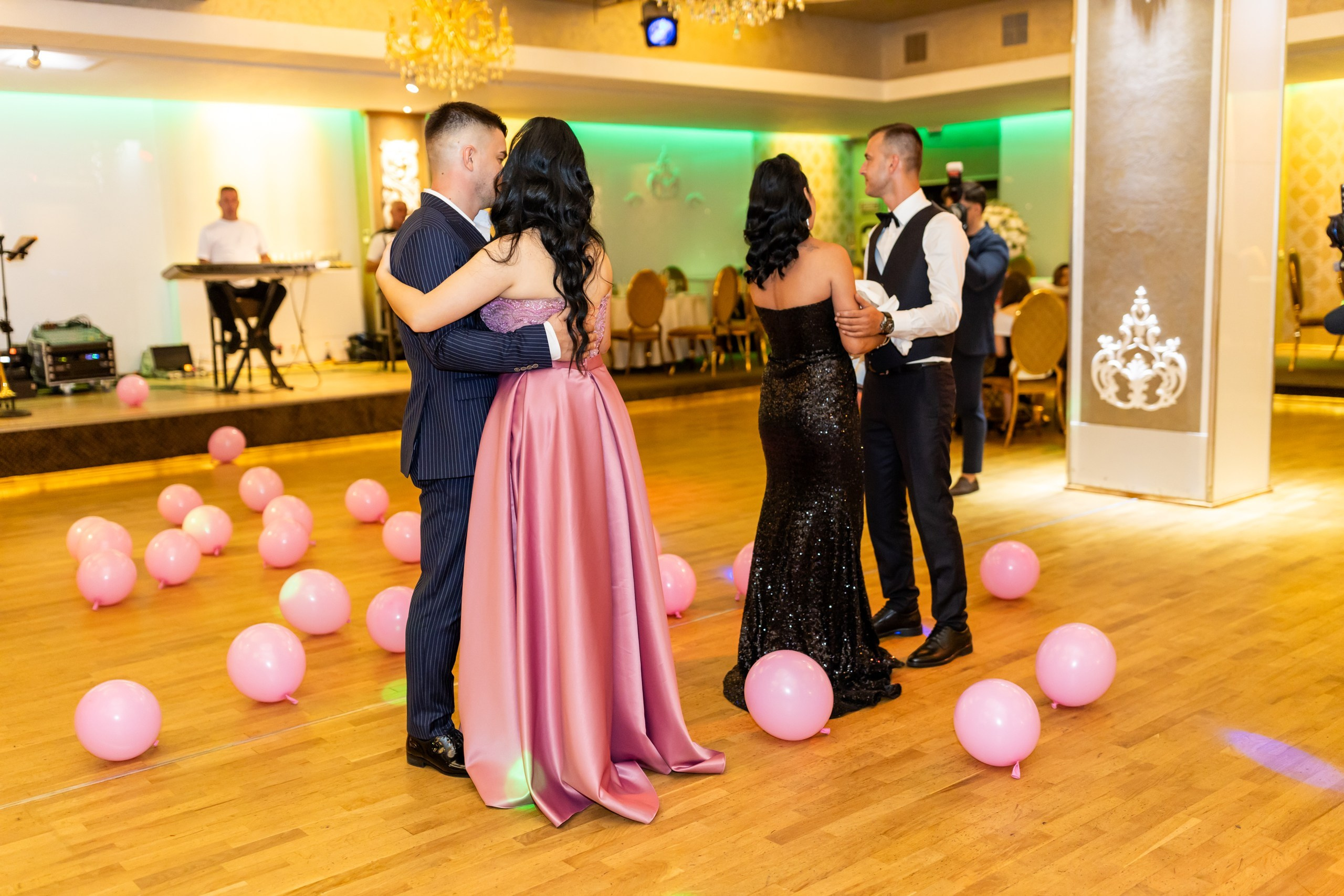 “Bebeluș botezat în biserică, ținut în brațe de nași” • “Detaliu cu lumânarea de botez decorată cu flori albe” • “Părinți emoționați alături de copilul lor la ceremonia de botez” • “Masa festivă de botez cu decor tematic și tort personalizat” • “Momentul în care preotul toarnă apă sfințită pe fruntea bebelușului” “Bebeluș în rochie albă de botez, zâmbind în brațele mamei” • “Detaliu cu cruciulița de botez așezată pe o pernă de satin” • “Părinți și nași aprinzând lumânările în timpul ceremoniei de botez” • “Tort de botez decorat cu figurine tematice și numele copilului” • “Copil botezat dormind liniștit în pătuțul decorat festiv” • “Momentul în care preotul binecuvântează copilul în fața altarului” • “Invitați adunându-se în jurul mesei festive la petrecerea de botez” • “Bebeluș ținând în mână o jucărie personalizată primită la botez” • “Familie fericită pozând împreună după ceremonia de botez” • “Decor tematic cu baloane și flori la locația petrecerii de botez” fotograf Botoșani fotograf evenimente fotograf botez Alin Chirila fotograf alinofotostudio,- Preotul ținându-l pe micuțul Mathias Gabriel la botez, în biserica Înălțarea Domnului, Copălău - Detalii de la botezul lui Mathias – lumânare, trusou și icoană - Familia lui Mathias Gabriel alături de micuț, în ziua botezului - Portret emoționant cu mama și bebelușul în brațe, în biserică,fotograf profesionist evenimente Botoșani, Iași, Suceava, Fălticeni, Bacău, Pașcani, Roman - AlinoFotoStudio by Alin Chirilă - servicii foto nuntă, botez, cununie, ședințe foto creative, albume personalizate, fotografii emoționante și calitative pentru cele mai importante momente din viață,fotograf nuntă Botoșani Alin Chirilă, ședință foto botez Iași - AlinoFotoStudio, servicii fotograf profesionist evenimente Suceava, fotograf cununie civilă Fălticeni - Alin Chirilă, album foto nuntă personalizat Bacău.“Bebeluș botezat în biserică, ținut în brațe de nași” • “Detaliu cu lumânarea de botez decorată cu flori albe” • “Părinți emoționați alături de copilul lor la ceremonia de botez” • “Masa festivă de botez cu decor tematic și tort personalizat” • “Momentul în care preotul toarnă apă sfințită pe fruntea bebelușului” “Bebeluș în rochie albă de botez, zâmbind în brațele mamei” • “Detaliu cu cruciulița de botez așezată pe o pernă de satin” • “Părinți și nași aprinzând lumânările în timpul ceremoniei de botez” • “Tort de botez decorat cu figurine tematice și numele copilului” • “Copil botezat dormind liniștit în pătuțul decorat festiv” • “Momentul în care preotul binecuvântează copilul în fața altarului” • “Invitați adunându-se în jurul mesei festive la petrecerea de botez” • “Bebeluș ținând în mână o jucărie personalizată primită la botez” • “Familie fericită pozând împreună după ceremonia de botez” • “Decor tematic cu baloane și flori la locația petrecerii de botez” fotograf Botoșani fotograf evenimente fotograf botez Alin Chirila fotograf alinofotostudio.fotograf botez Amelis Maria, fotografie botez Botoșani, fotograf Alin Chirilă, amintiri botez, fotografii botez, botez Amelis Maria, fotograf copii, fotografie botez în Botoșani,