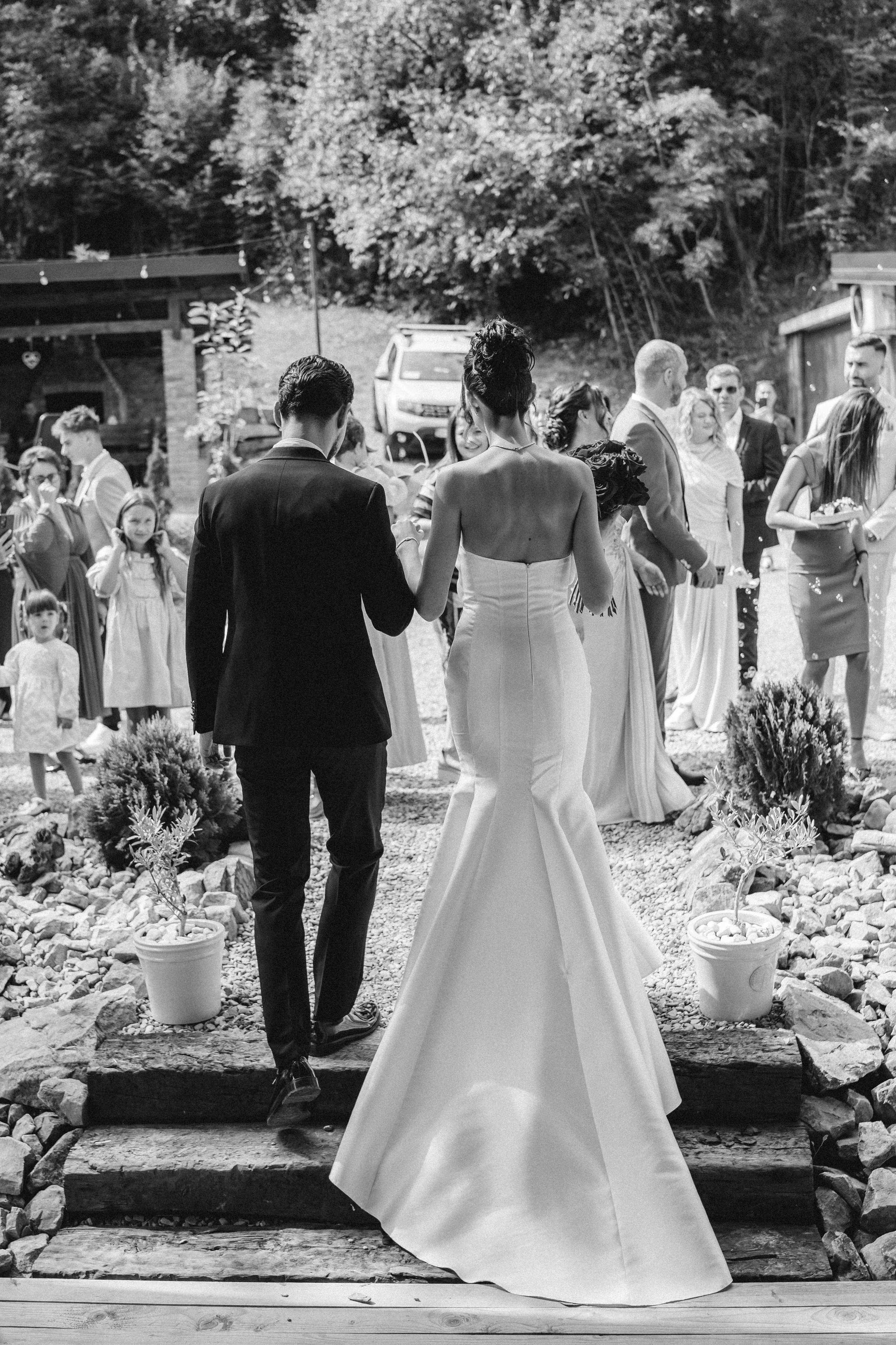 Fotografie de tip "walking" cu mirii mergând spre viitorul lor împreună.