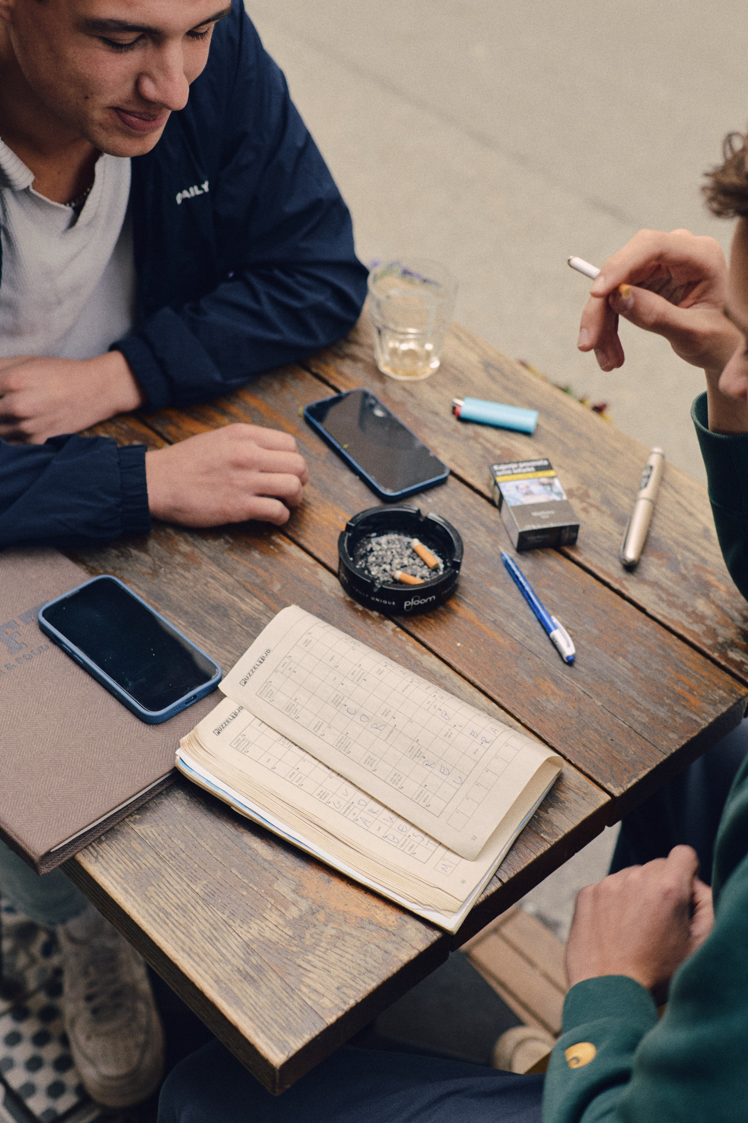 Solving crosswords. Анастасия Еремина | Фотограф в Сербии | Персональные и бизнес-фотосессии в Белграде и Нови Саде