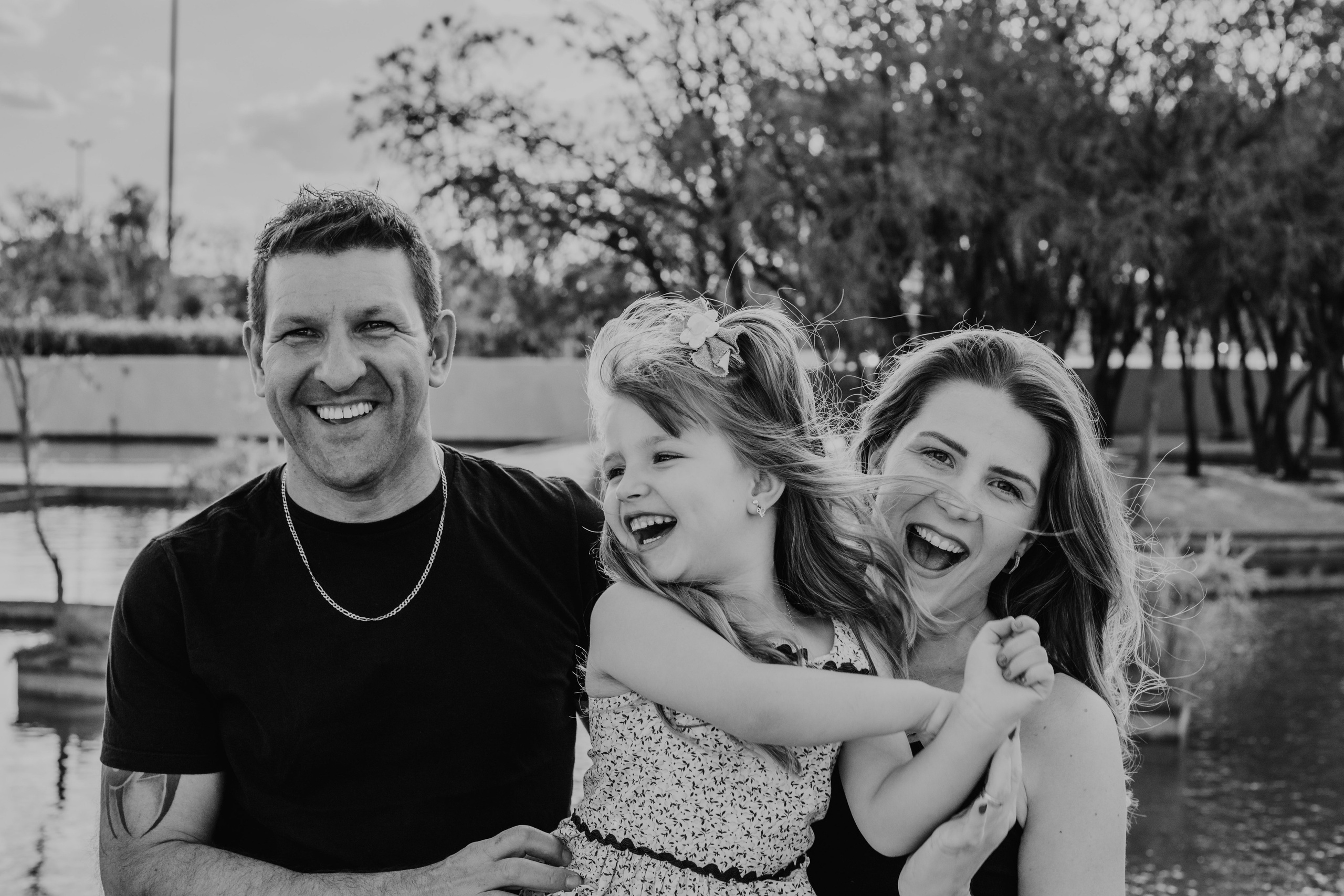 Pais brincando com a filha na Praça dos Cristais