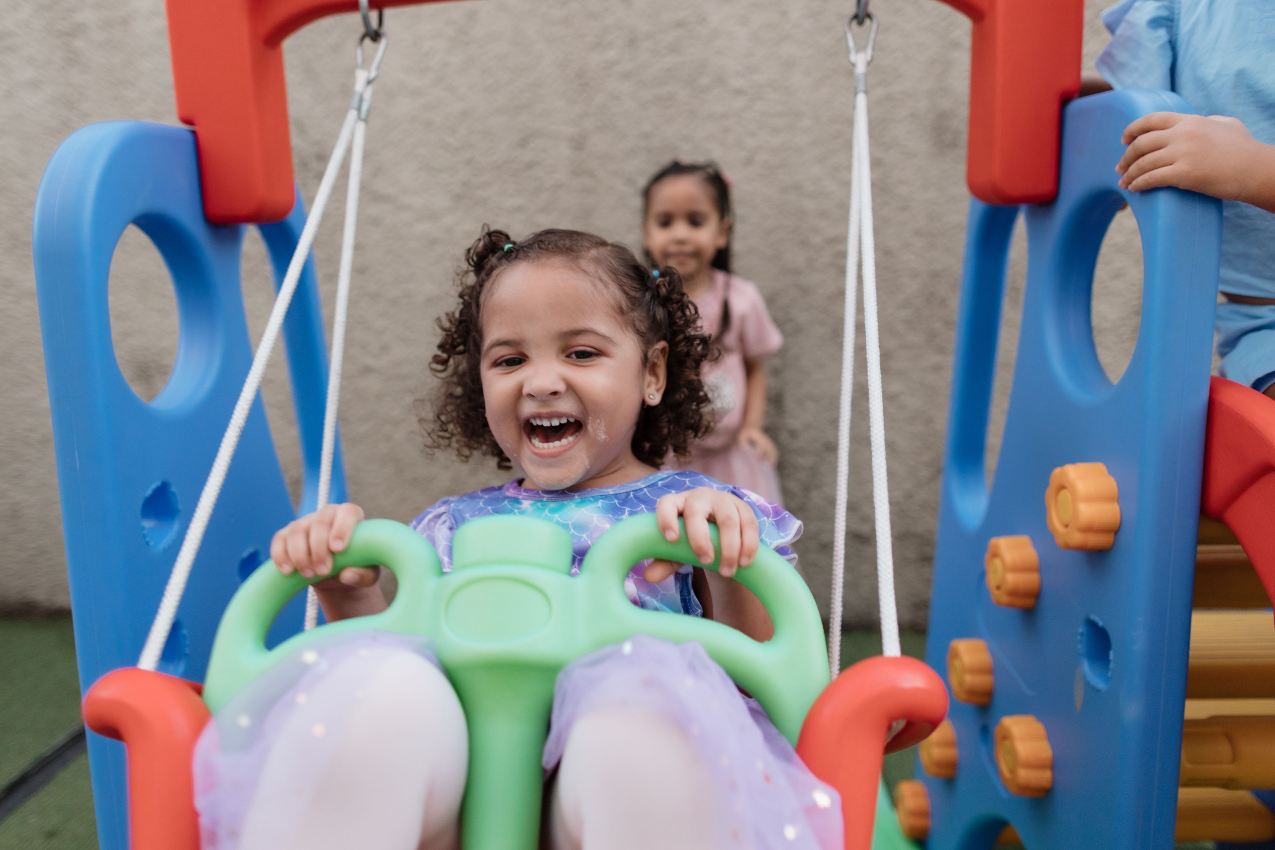 Crianças brincando em balanço de forma livre
