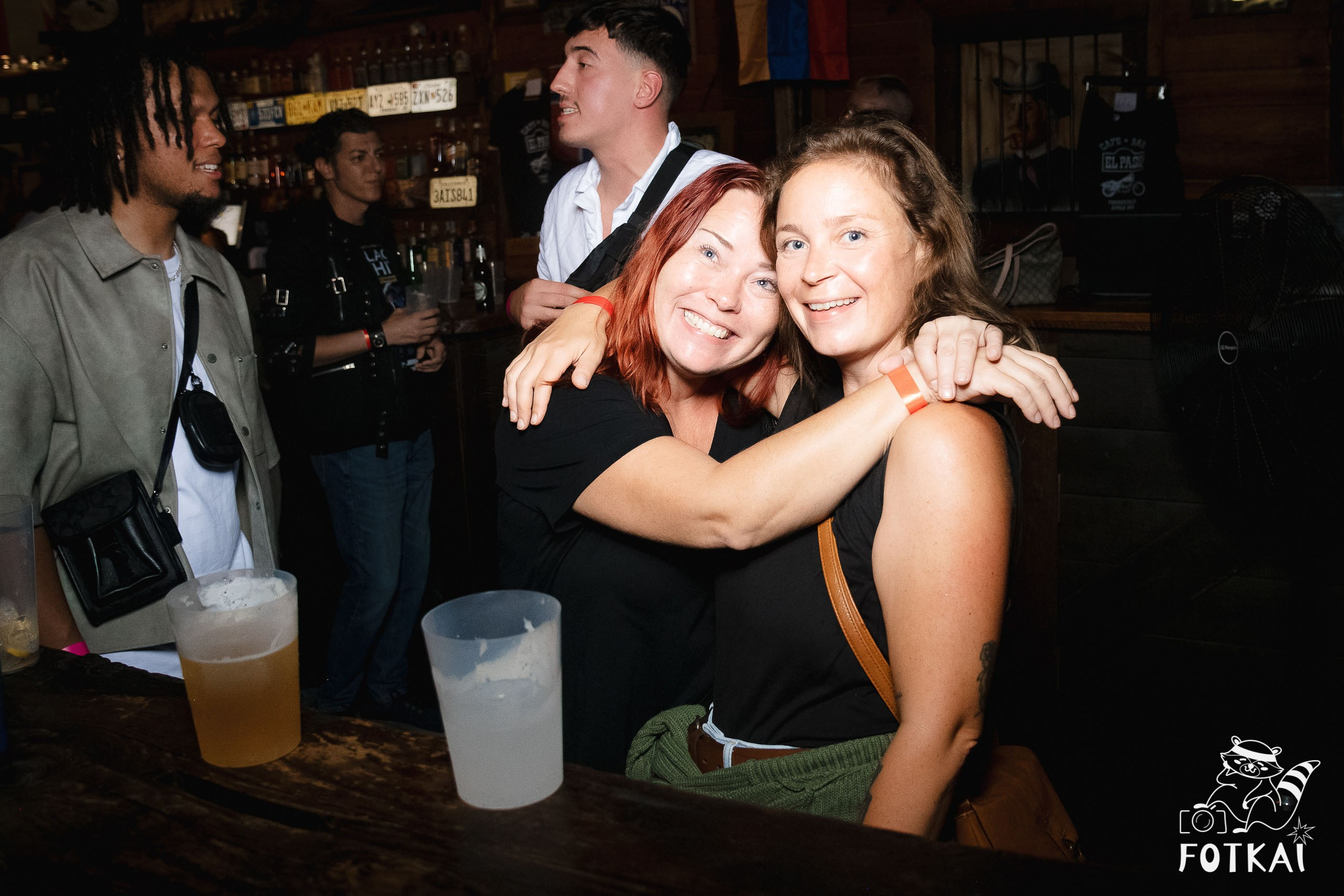 Fiesta Víspera de Festivo en El Paso Rock Bar – Hip Hop Old School | Reportaje fotográfico 08.10.2025 | FOTKAI
