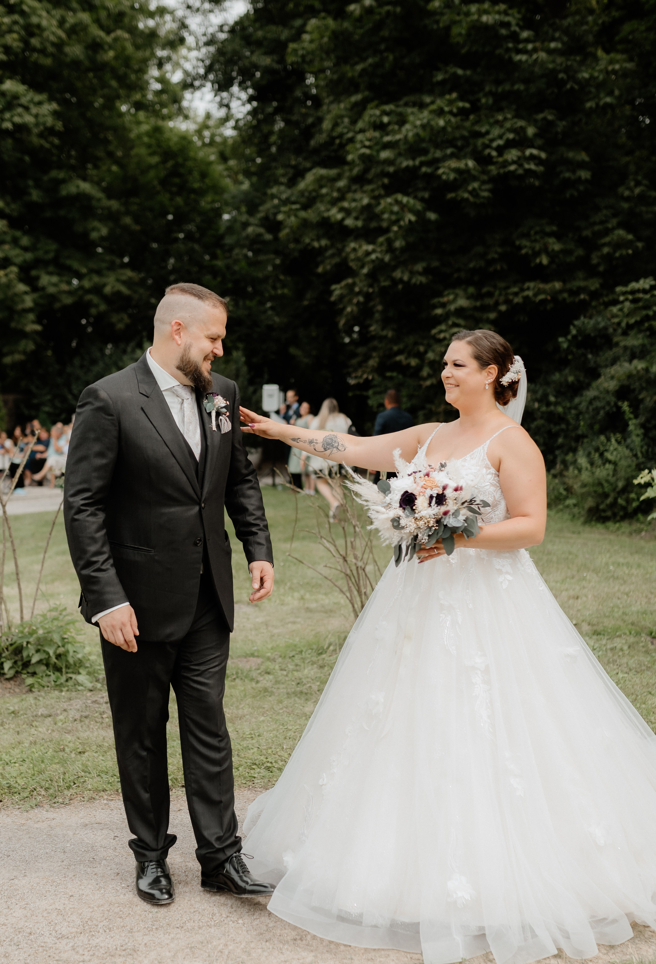 Erster Blick des Bräutigams auf seine Braut – Emotionaler First Look im barocken Schlossgarten