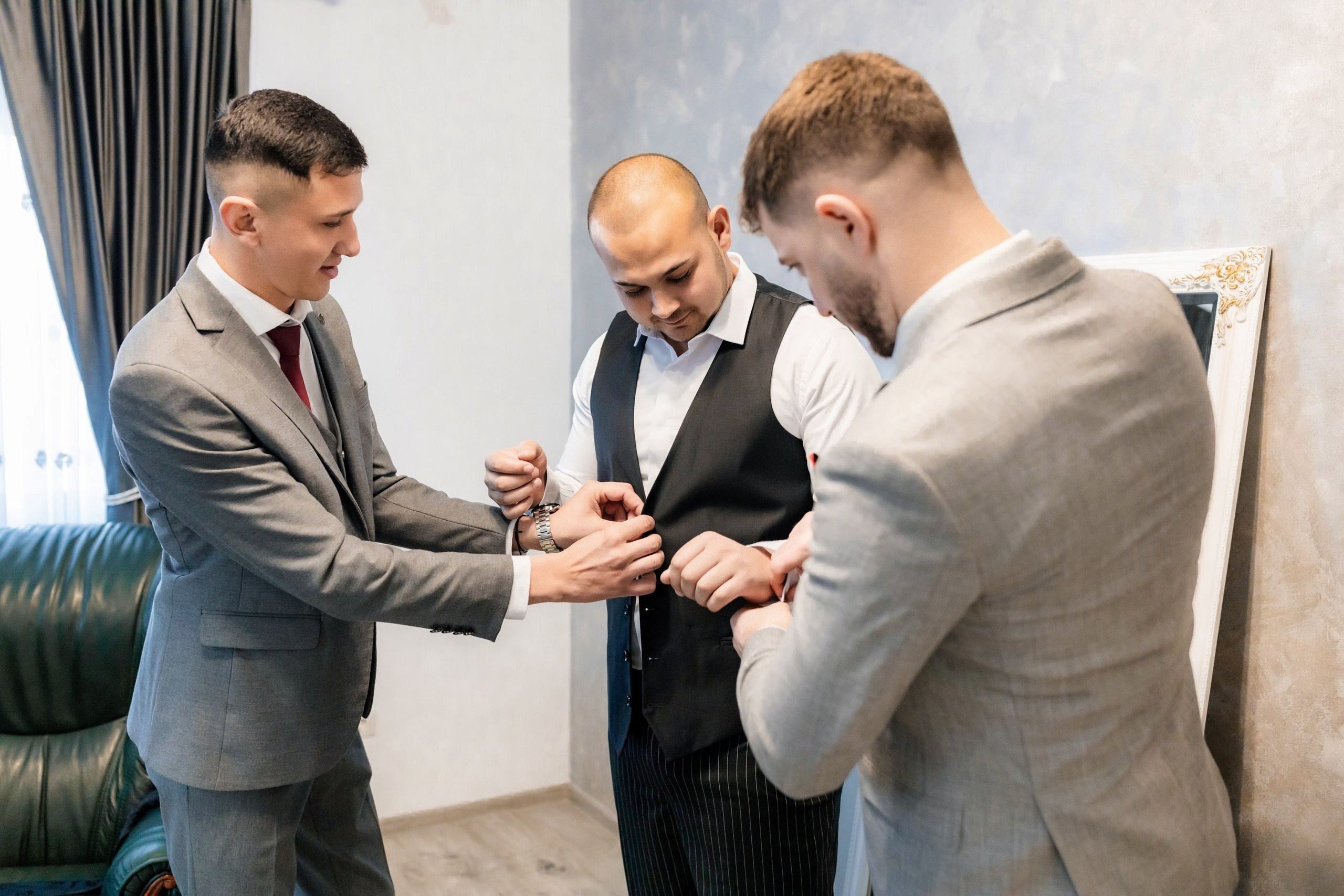 Fotograf nuntă Târgu Neamț – Samuel și Roxana, fotografie autentică realizată de AlinoFotoStudio 2. Fotograf nuntă Iași, Bacău, Suceava și Botoșani – Alin Chirilă surprinzând momente reale de nuntă 3. Fotografie de nuntă cu emoție și credință – AlinoFotoStudio, fotograf povestitor 4. Fotograf profesionist nuntă în Moldova – cadre naturale și pline de emoție 5. Alin Chirilă fotograf nuntă – poveste reală surprinsă prin fotografie 6. Fotograf nuntă cu stil documentar – momente autentice din ziua nunții Pregătiri mireasă acasă – fotografie naturală realizată de Alin Chirilă fotograf nuntă 8. Detalii din ziua nunții – fotograf nuntă Iași și Botoșani, AlinoFotoStudio 9. Emoții din dimineața nunții – fotograf profesionist Moldova 10. Cadre autentice din pregătiri – fotograf nuntă Suceava și Bacău Ceremonie religioasă nuntă – moment emoționant surprins de fotograf Alin Chirilă 12. Nuntă cu valori creștine – fotografie din biserică realizată cu discreție 13. Rugăciune și emoție în ziua nunții – fotograf nuntă Târgu Neamț 14. Legământ în fața lui Dumnezeu – fotografie de nuntă autentică 15. Fotograf nuntă biserică – momente sincere și pline de semnificație Petrecere de nuntă – cadre naturale realizate de AlinoFotoStudio 17. Bucurie și dans la nuntă – fotograf nuntă Iași și împrejurimi 18. Momente autentice de la restaurant – fotograf nuntă Bacău Suceava 19. Atmosferă de nuntă surprinsă discret – Alin Chirilă fotograf -AlinoFotoStudio – fotograf nuntă cu abordare naturală și emoțională 21. Alin Chirilă fotograf – povestitor prin fotografie de nuntă 22. Fotograf nuntă în Moldova – stil documentar și autentic 23. Fotografie de nuntă sinceră și elegantă – AlinoFotoStudio- Fotograf nuntă Iași Bacău Suceava Botoșani – Alin Chirilă AlinoFotoStudio 26. Fotograf nuntă Târgu Neamț și Moldova – fotografie profesională de eveniment 27. Fotograf nuntă cu valori creștine și stil documentar – AlinoFotoStudio - Alin Chirilă – AlinoFotoStudio Fotograf nuntă Iași • Bacău • Suceava • Botoșani - Samuel & Roxana, Târgu Neamț -Momente reale, trăite sincer și păstrate pentru totdeauna.