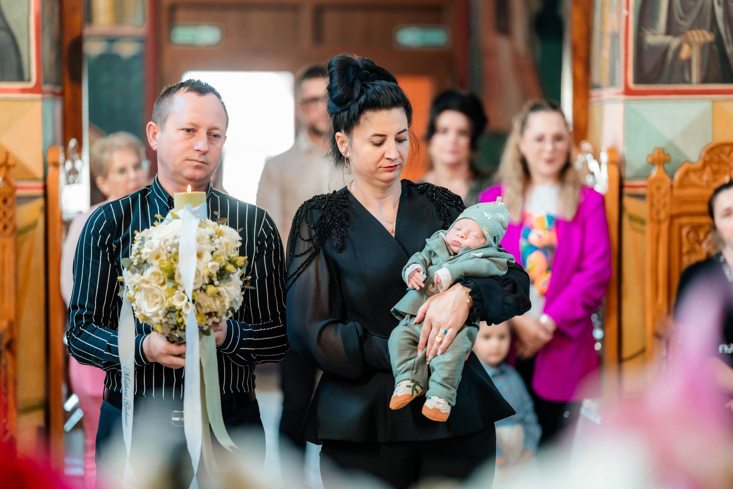 - Preotul ținându-l pe micuțul Mathias Gabriel la botez, în biserica Înălțarea Domnului, Copălău  - Detalii de la botezul lui Mathias – lumânare, trusou și icoană  - Familia lui Mathias Gabriel alături de micuț, în ziua botezului  - Portret emoționant cu mama și bebelușul în brațe, în biserică,fotograf profesionist evenimente Botoșani, Iași, Suceava, Fălticeni, Bacău, Pașcani, Roman - AlinoFotoStudio by Alin Chirilă - servicii foto nuntă, botez, cununie, ședințe foto creative, albume personalizate, fotografii emoționante și calitative pentru cele mai importante momente din viață,fotograf nuntă Botoșani Alin Chirilă,  ședință foto botez Iași - AlinoFotoStudio,  servicii fotograf profesionist evenimente Suceava,  fotograf cununie civilă Fălticeni - Alin Chirilă,  album foto nuntă personalizat Bacău.“Bebeluș botezat în biserică, ținut în brațe de nași”	•	“Detaliu cu lumânarea de botez decorată cu flori albe”	•	“Părinți emoționați alături de copilul lor la ceremonia de botez”	•	“Masa festivă de botez cu decor tematic și tort personalizat”	•	“Momentul în care preotul toarnă apă sfințită pe fruntea bebelușului”	“Bebeluș în rochie albă de botez, zâmbind în brațele mamei”	•	“Detaliu cu cruciulița de botez așezată pe o pernă de satin”	•	“Părinți și nași aprinzând lumânările în timpul ceremoniei de botez”	•	“Tort de botez decorat cu figurine tematice și numele copilului”	•	“Copil botezat dormind liniștit în pătuțul decorat festiv”	•	“Momentul în care preotul binecuvântează copilul în fața altarului”	•	“Invitați adunându-se în jurul mesei festive la petrecerea de botez”	•	“Bebeluș ținând în mână o jucărie personalizată primită la botez”	•	“Familie fericită pozând împreună după ceremonia de botez”	•	“Decor tematic cu baloane și flori la locația petrecerii de botez” fotograf Botoșani fotograf evenimente fotograf botez Alin Chirila fotograf alinofotostudio.fotograf botez Amelis Maria, fotografie botez Botoșani, fotograf Alin Chirilă, amintiri botez, fotografii botez, botez Amelis Maria, fotograf copii, fotografie botez în Botoșani,