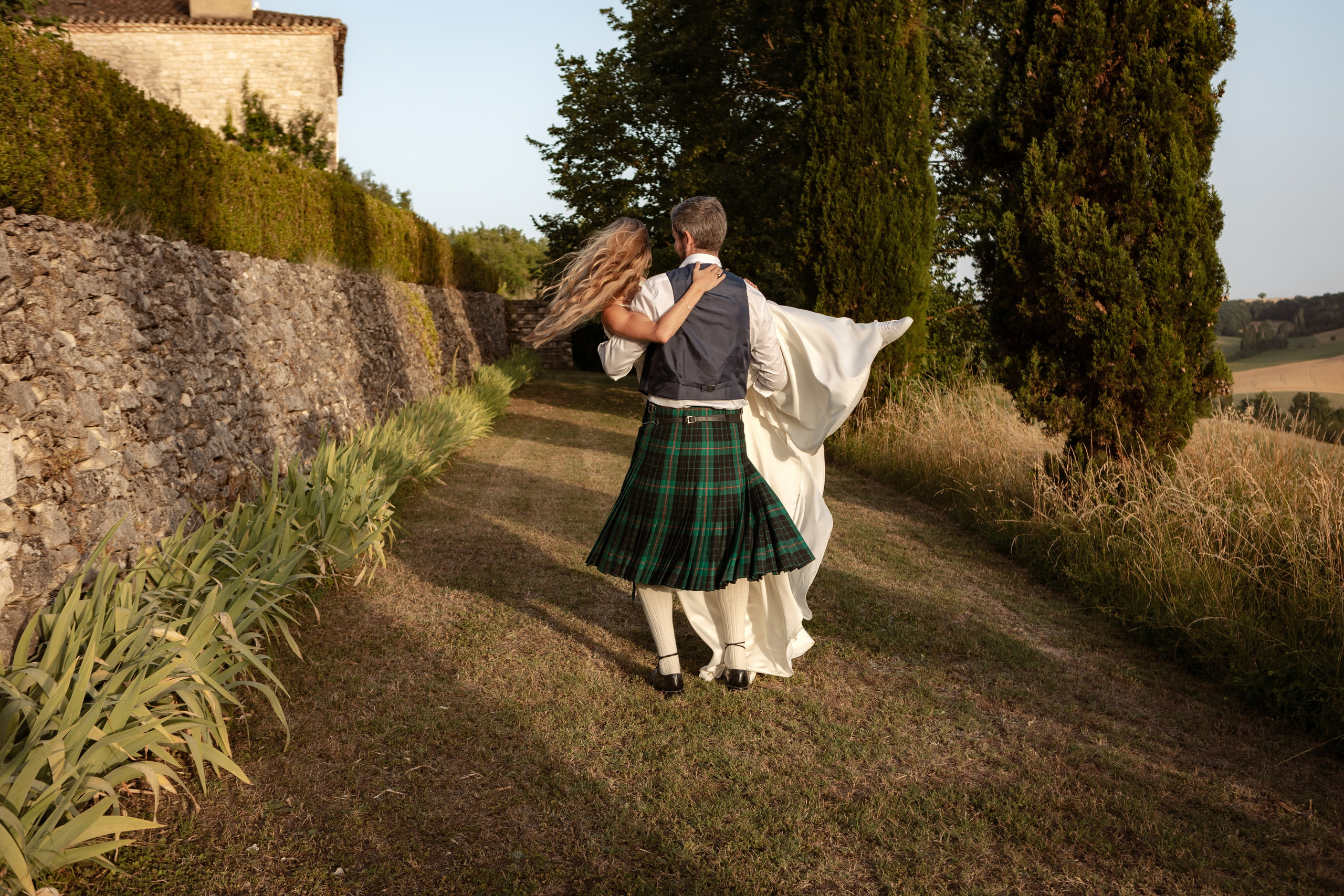 British — scottish wedding in Souquet Hall, Aquitaine, France. Eugénie Smirnova — your photographer in Toulouse and southwest France