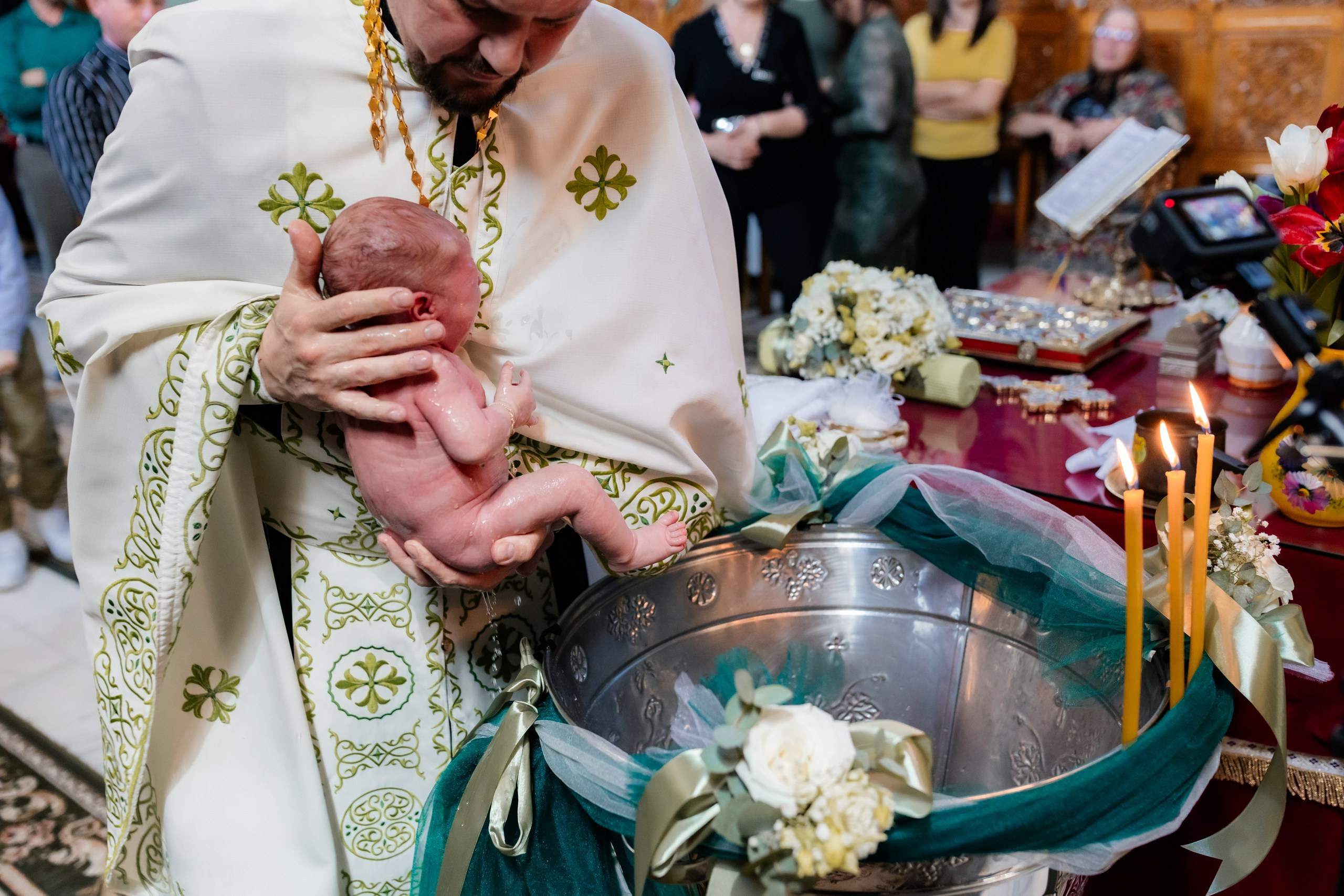 - Preotul ținându-l pe micuțul Mathias Gabriel la botez, în biserica Înălțarea Domnului, Copălău  - Detalii de la botezul lui Mathias – lumânare, trusou și icoană  - Familia lui Mathias Gabriel alături de micuț, în ziua botezului  - Portret emoționant cu mama și bebelușul în brațe, în biserică,fotograf profesionist evenimente Botoșani, Iași, Suceava, Fălticeni, Bacău, Pașcani, Roman - AlinoFotoStudio by Alin Chirilă - servicii foto nuntă, botez, cununie, ședințe foto creative, albume personalizate, fotografii emoționante și calitative pentru cele mai importante momente din viață,fotograf nuntă Botoșani Alin Chirilă,  ședință foto botez Iași - AlinoFotoStudio,  servicii fotograf profesionist evenimente Suceava,  fotograf cununie civilă Fălticeni - Alin Chirilă,  album foto nuntă personalizat Bacău.“Bebeluș botezat în biserică, ținut în brațe de nași”	•	“Detaliu cu lumânarea de botez decorată cu flori albe”	•	“Părinți emoționați alături de copilul lor la ceremonia de botez”	•	“Masa festivă de botez cu decor tematic și tort personalizat”	•	“Momentul în care preotul toarnă apă sfințită pe fruntea bebelușului”	“Bebeluș în rochie albă de botez, zâmbind în brațele mamei”	•	“Detaliu cu cruciulița de botez așezată pe o pernă de satin”	•	“Părinți și nași aprinzând lumânările în timpul ceremoniei de botez”	•	“Tort de botez decorat cu figurine tematice și numele copilului”	•	“Copil botezat dormind liniștit în pătuțul decorat festiv”	•	“Momentul în care preotul binecuvântează copilul în fața altarului”	•	“Invitați adunându-se în jurul mesei festive la petrecerea de botez”	•	“Bebeluș ținând în mână o jucărie personalizată primită la botez”	•	“Familie fericită pozând împreună după ceremonia de botez”	•	“Decor tematic cu baloane și flori la locația petrecerii de botez” fotograf Botoșani fotograf evenimente fotograf botez Alin Chirila fotograf alinofotostudio.fotograf botez Amelis Maria, fotografie botez Botoșani, fotograf Alin Chirilă, amintiri botez, fotografii botez, botez Amelis Maria, fotograf copii, fotografie botez în Botoșani,