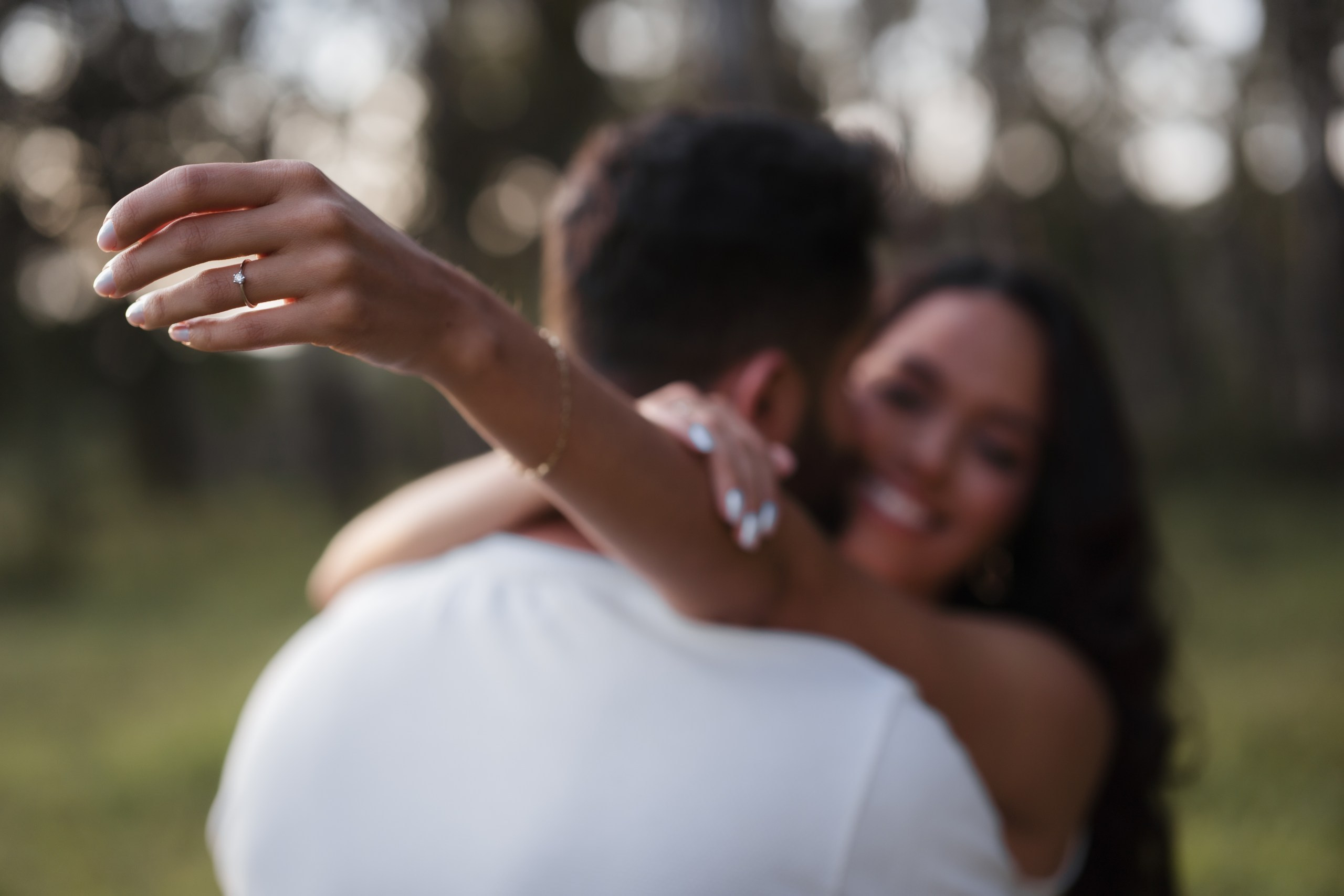 Fotografia de Diego e Luana durante ensaio de noivado em Belo Horizonte, registrando momentos autênticos e cheios de significado antes do casamento.